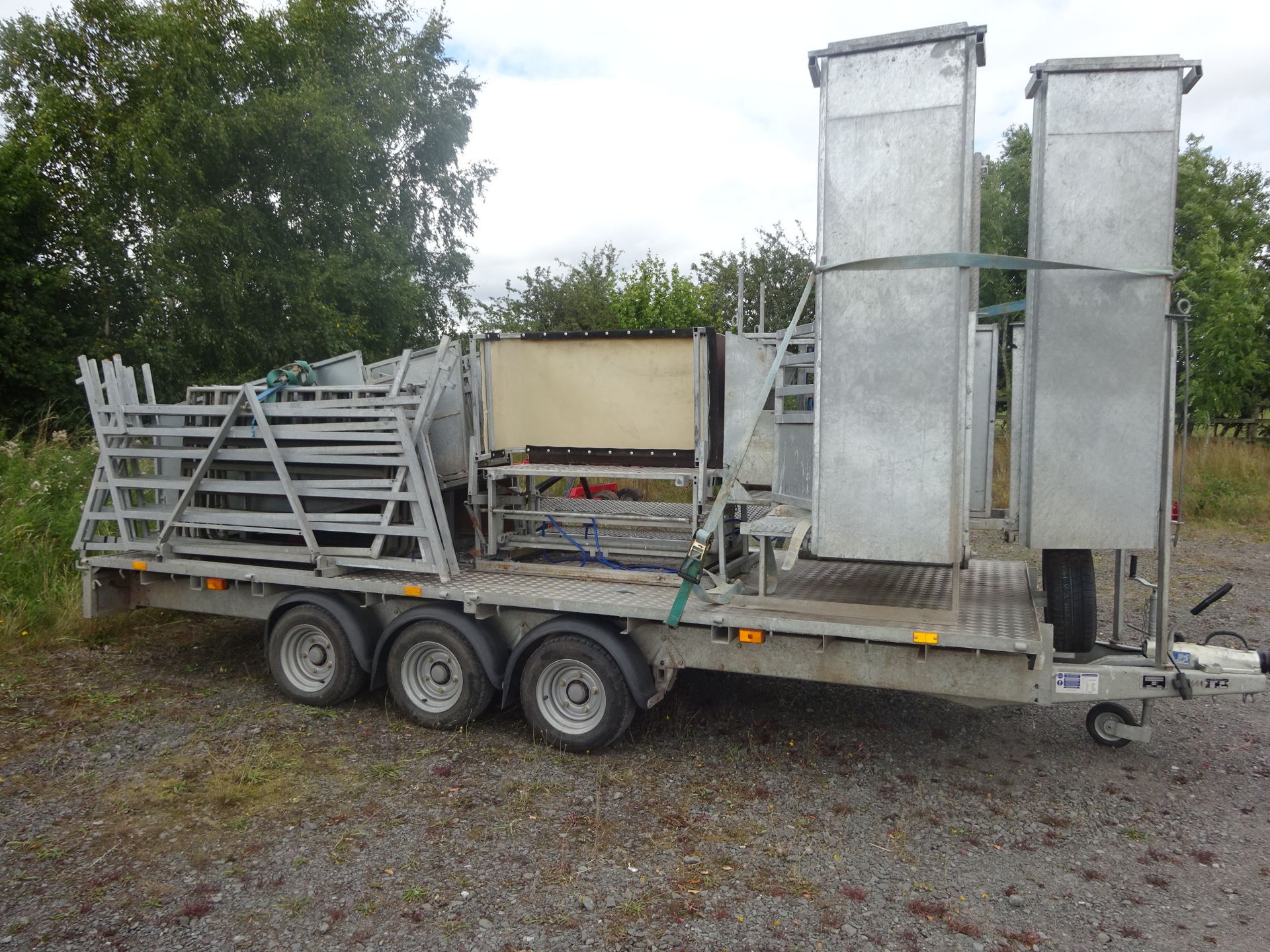 COMBI PLAN SHEEP HANDLING SYSTEM MOUNTED ON AN IFOR WILLIAMS TRAILER - Image 5 of 8
