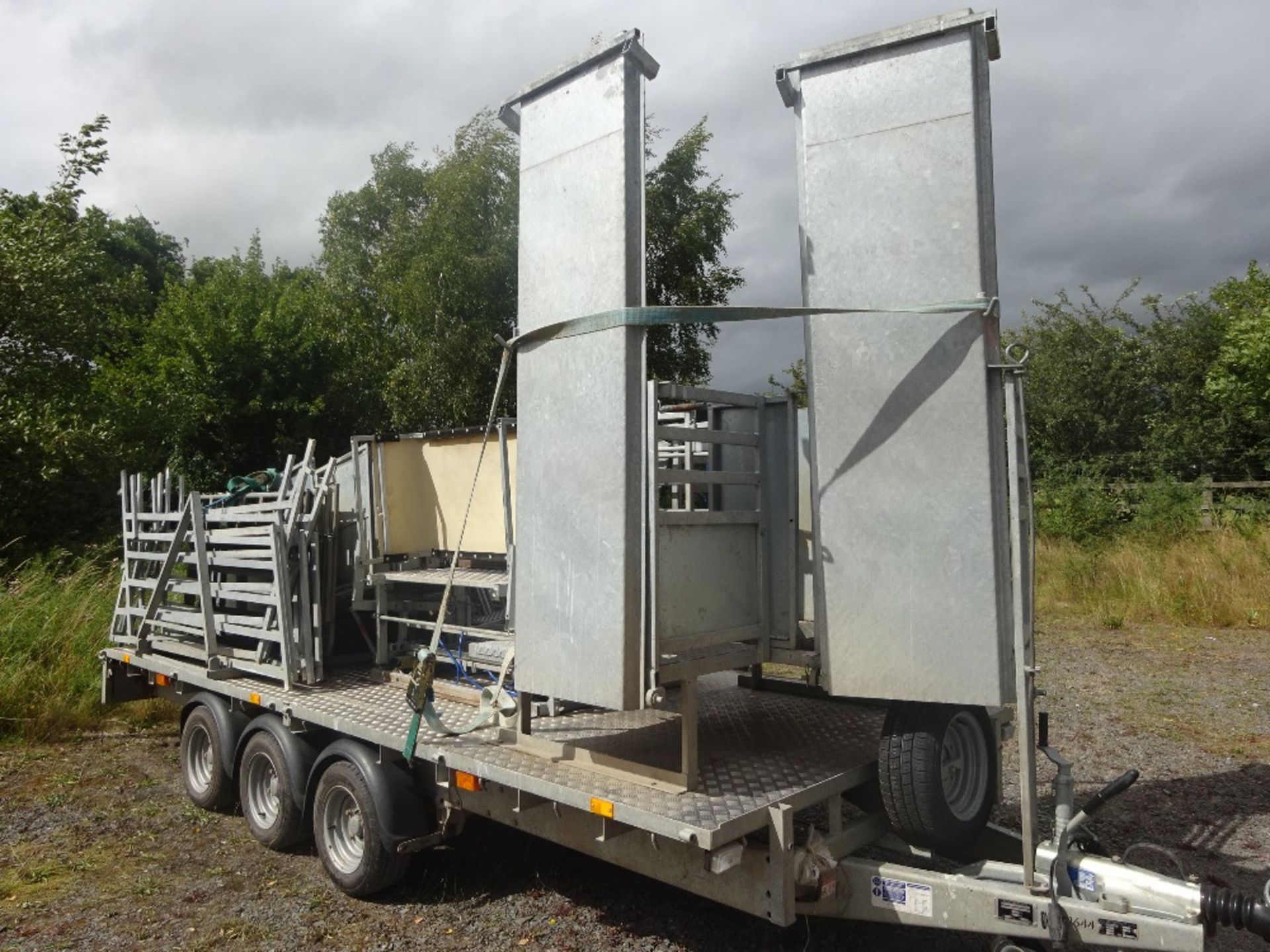 COMBI PLAN SHEEP HANDLING SYSTEM MOUNTED ON AN IFOR WILLIAMS TRAILER