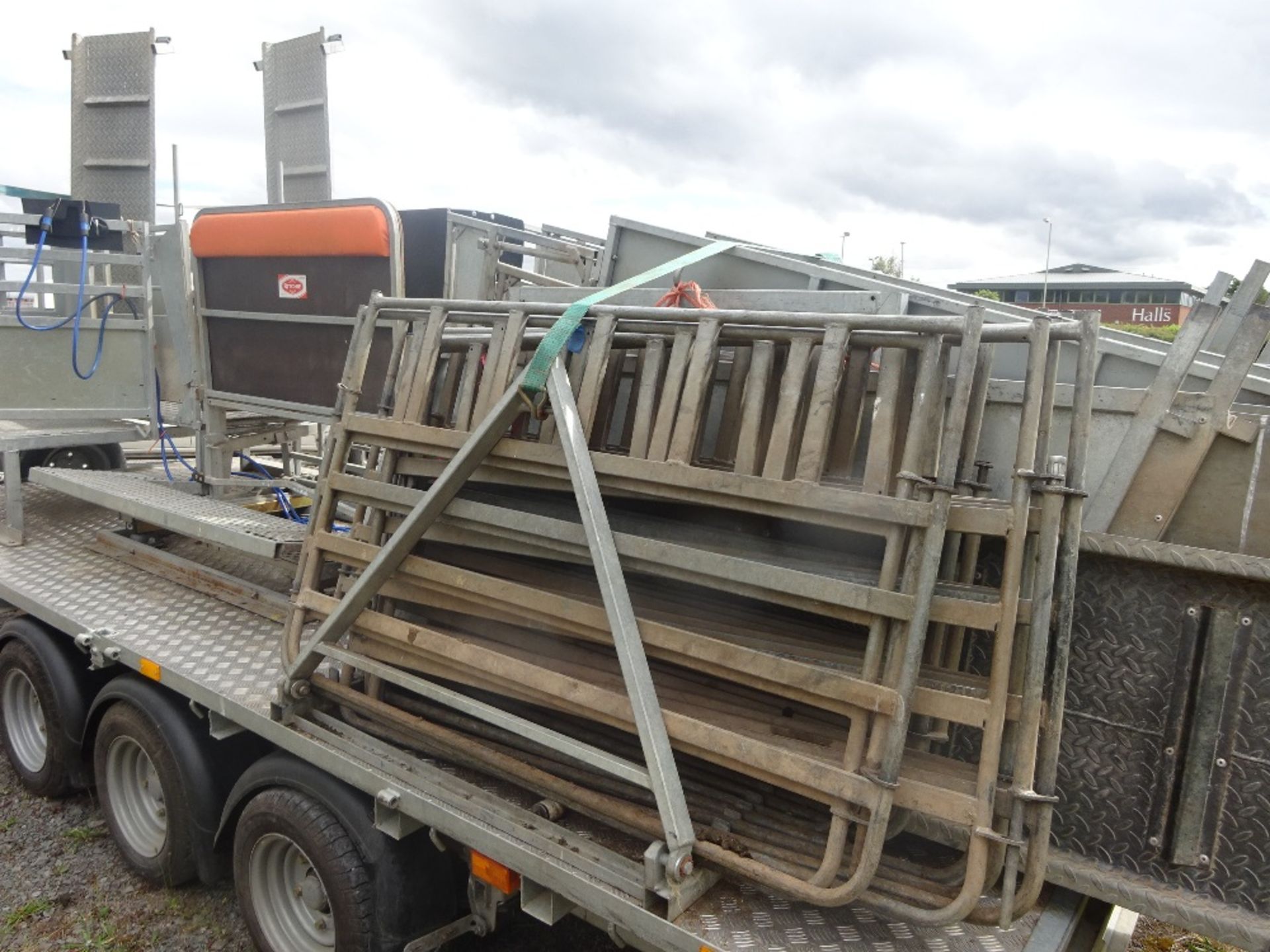 COMBI PLAN SHEEP HANDLING SYSTEM MOUNTED ON AN IFOR WILLIAMS TRAILER - Image 3 of 8