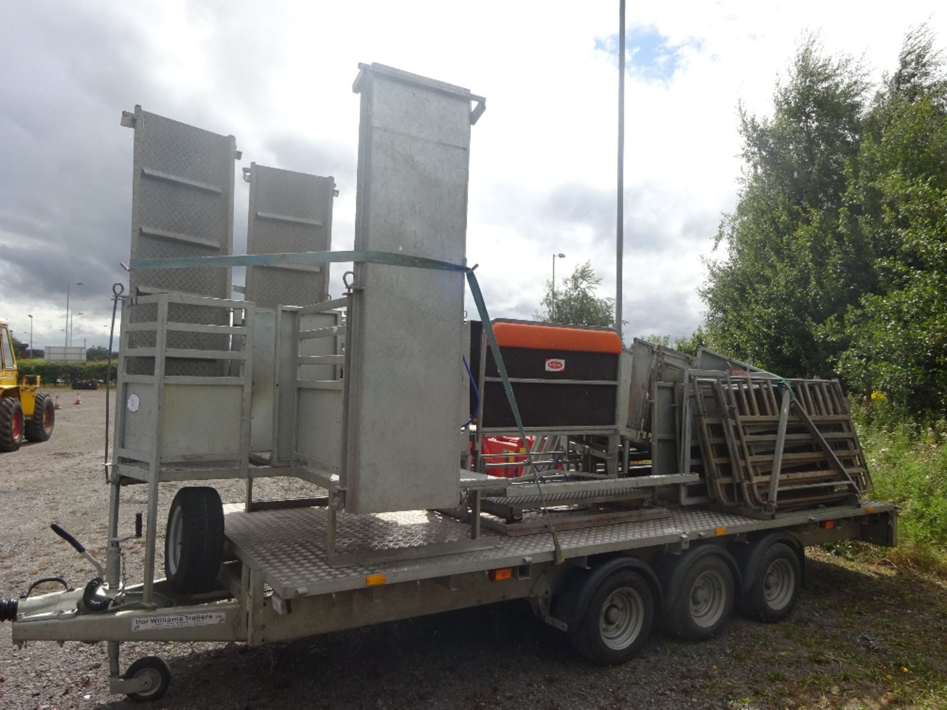 COMBI PLAN SHEEP HANDLING SYSTEM MOUNTED ON AN IFOR WILLIAMS TRAILER - Image 2 of 8