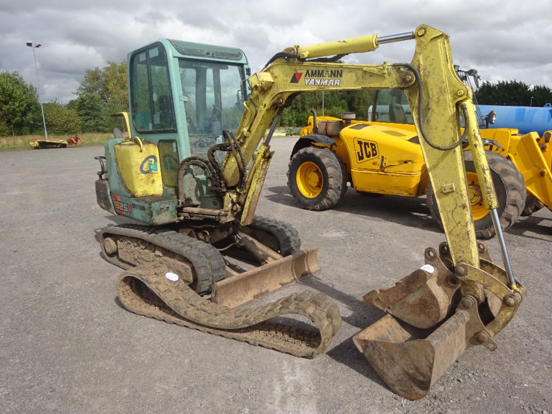 YANMAR 2.6T TRACKED DIGGER C/W 3 BUCKETS SPARE TRACK 4500 HOURS