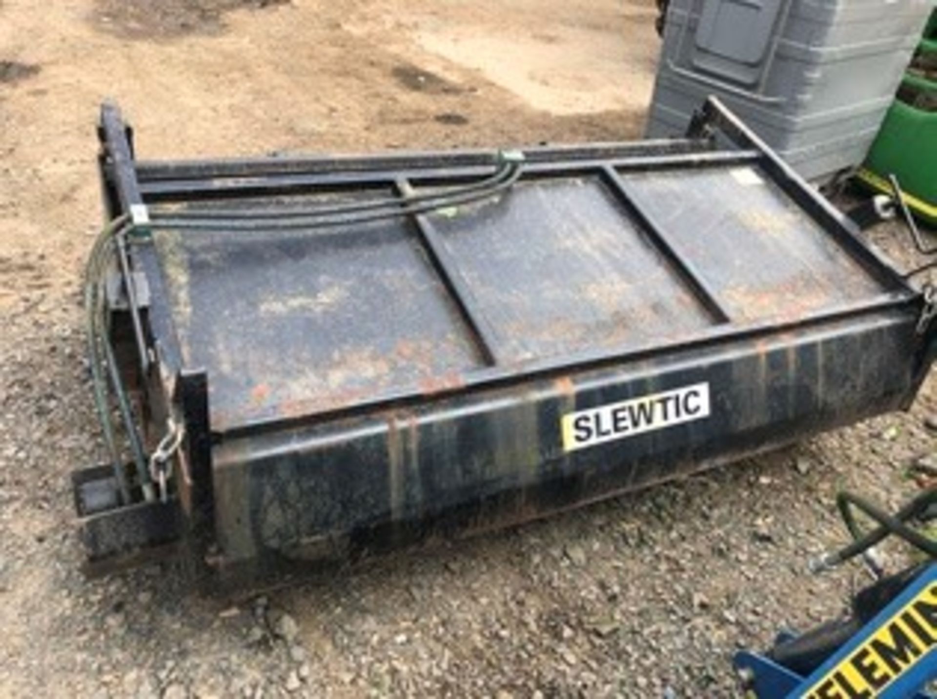 SLEWTIC BUCKET & BRUSH c/w EURO BRACKETS