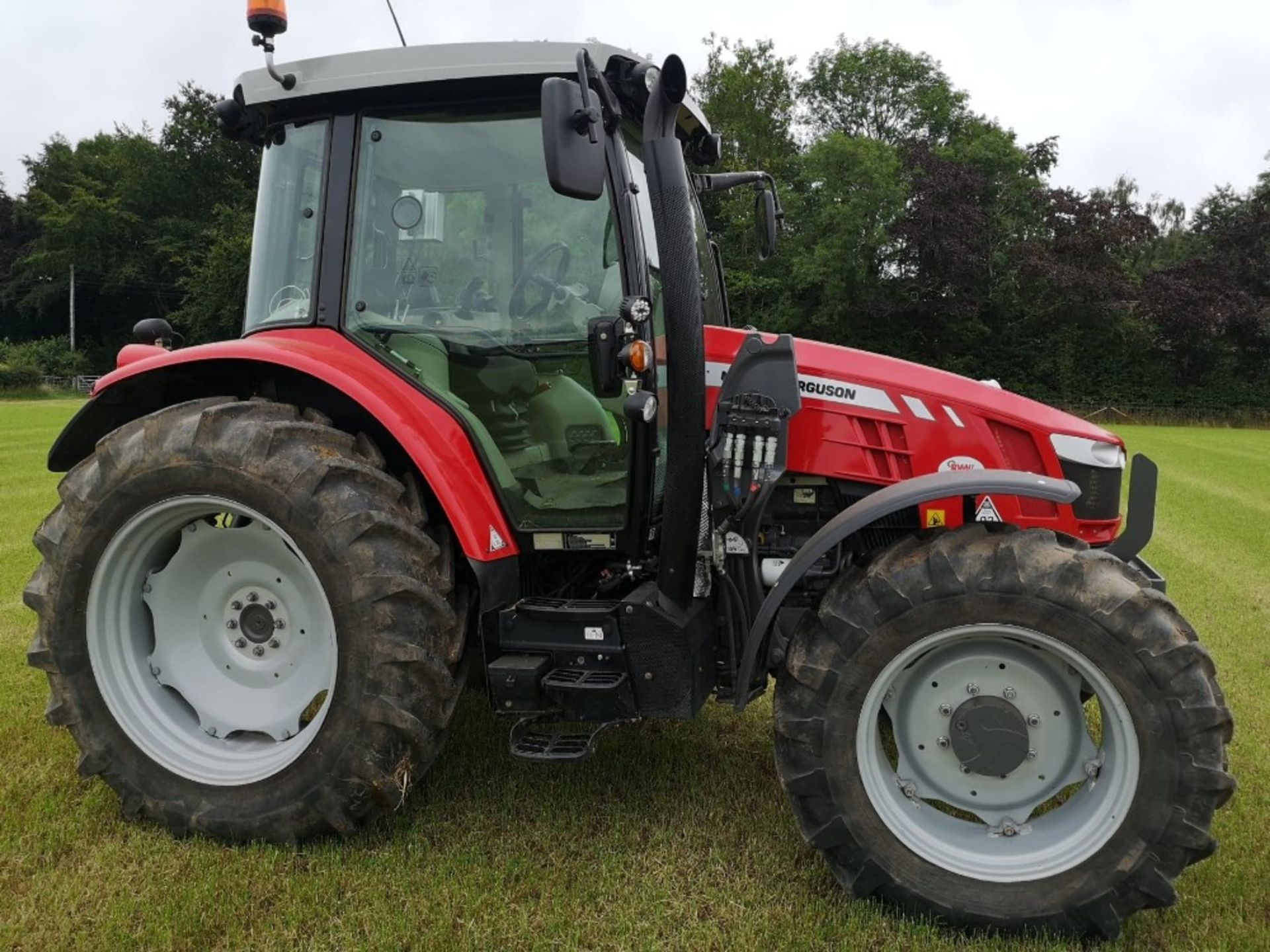 MASSEY FERGUSON 5613 DYNA 6 4WD TRACTOR FRONT SUSPENSION, EFFICIENT RANGE,/W LOADER BRACKETS AND