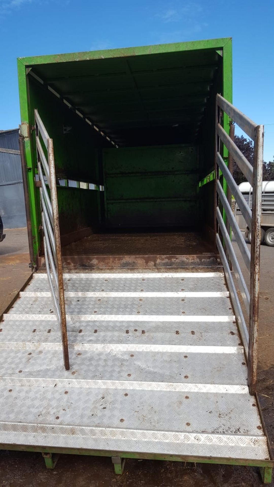 AW22' DEMOUNTABLE CATTLE BOX ON 22'CWOTHER BALE TRAILER - Image 2 of 2