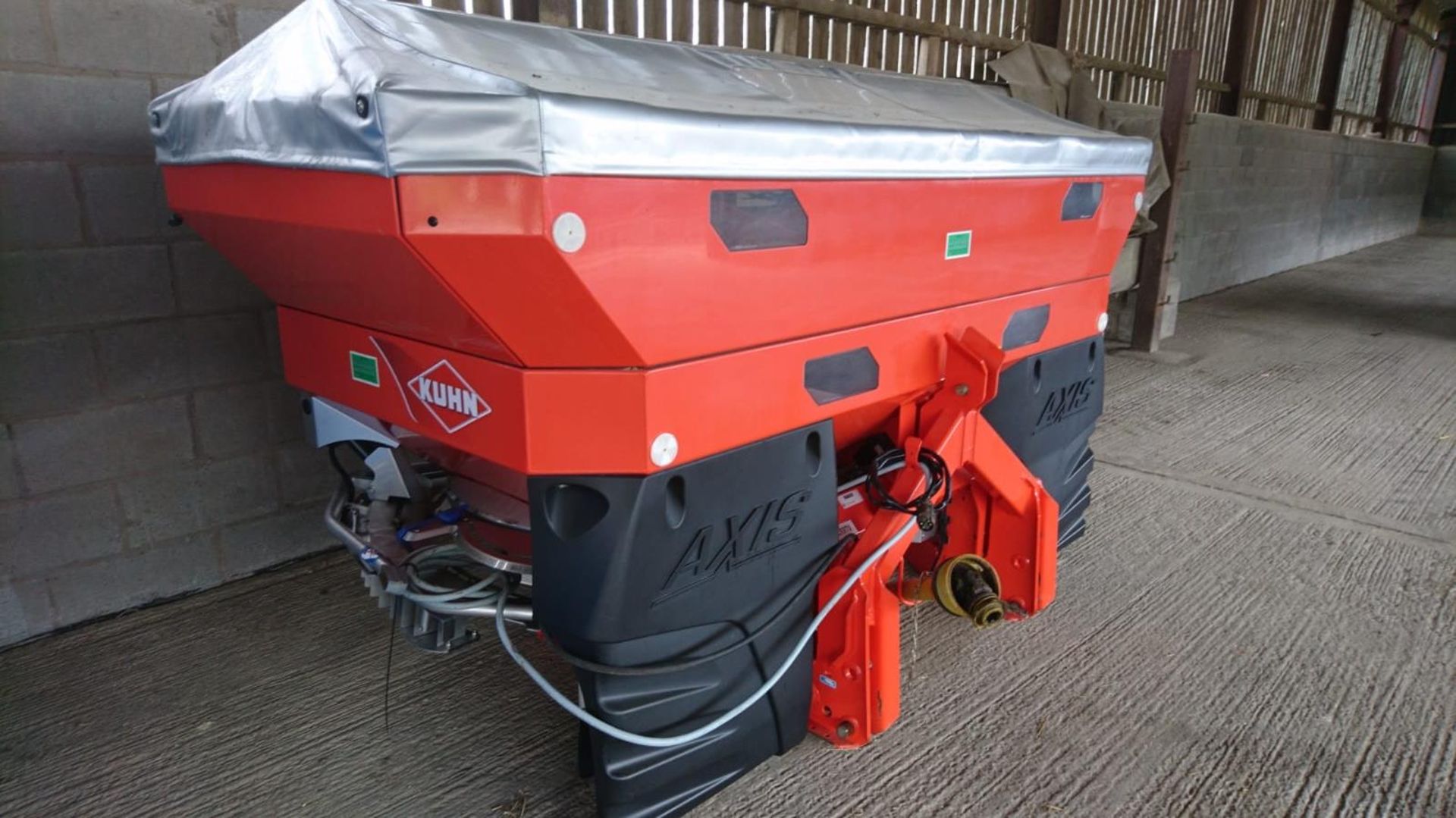 KUHN AXIS 40.1W FERTILISER SPINNER WITH WEIGHT CELLS 2010