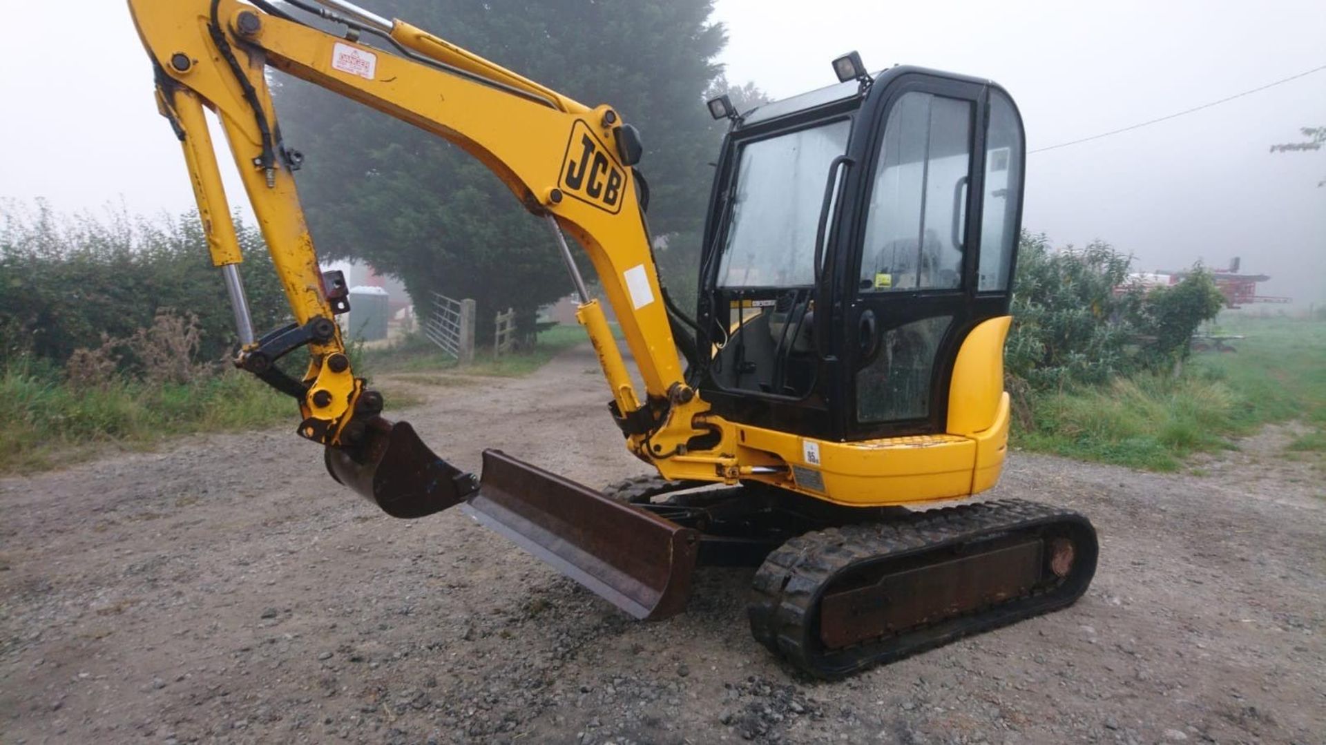 JCB SO8027z 2002 3T DIGGER 2385HOURS c/w BUCKETS &QUICK HITCH HEADSTOCK - Image 2 of 3