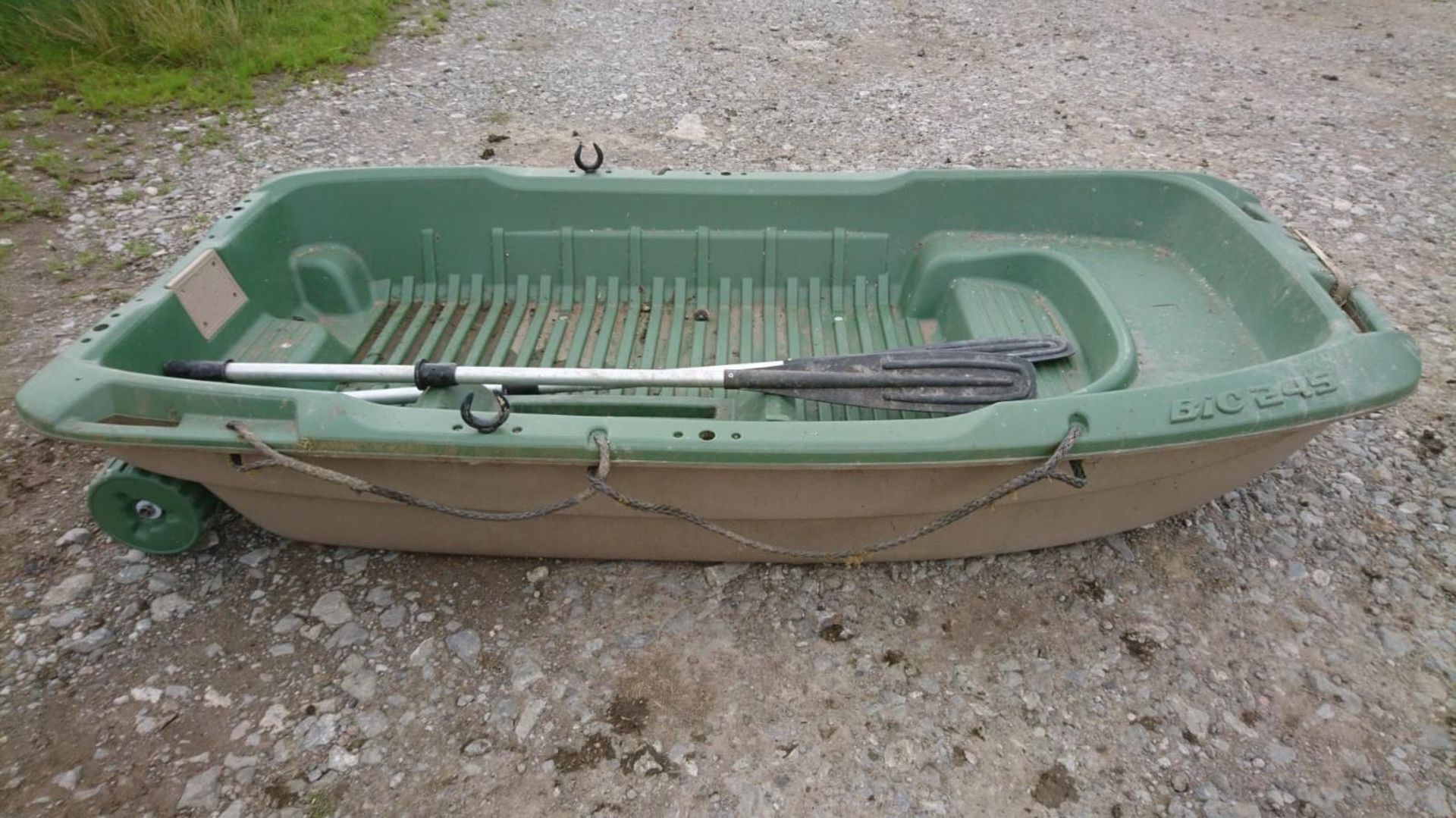 SMALL PLASTIC ROWING BOAT - Image 2 of 2