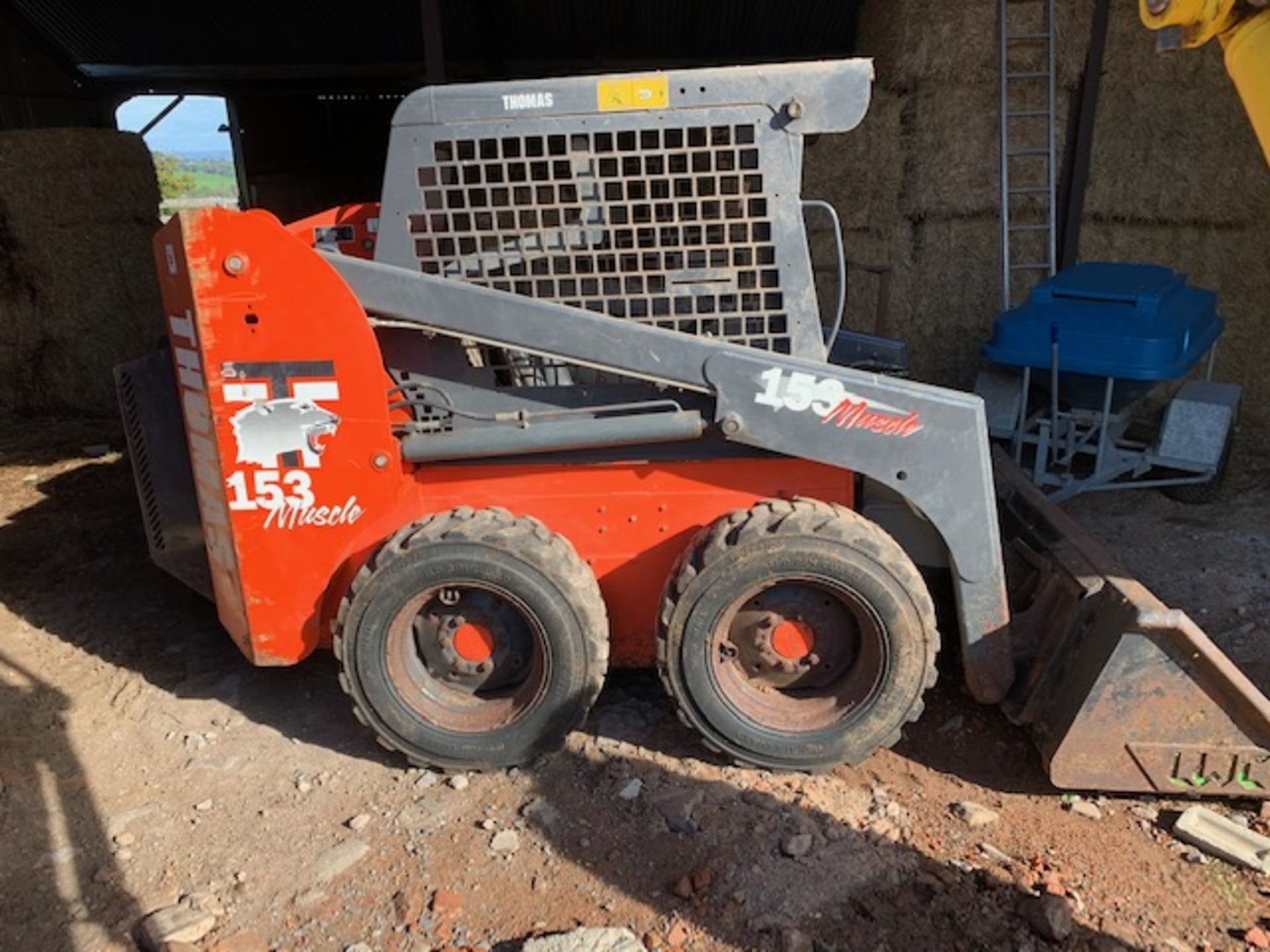 THOMAS 153 SKID STEER LOADER c/w 5ft BUCKET,ROAD BRUSH AND MUCK FORKS