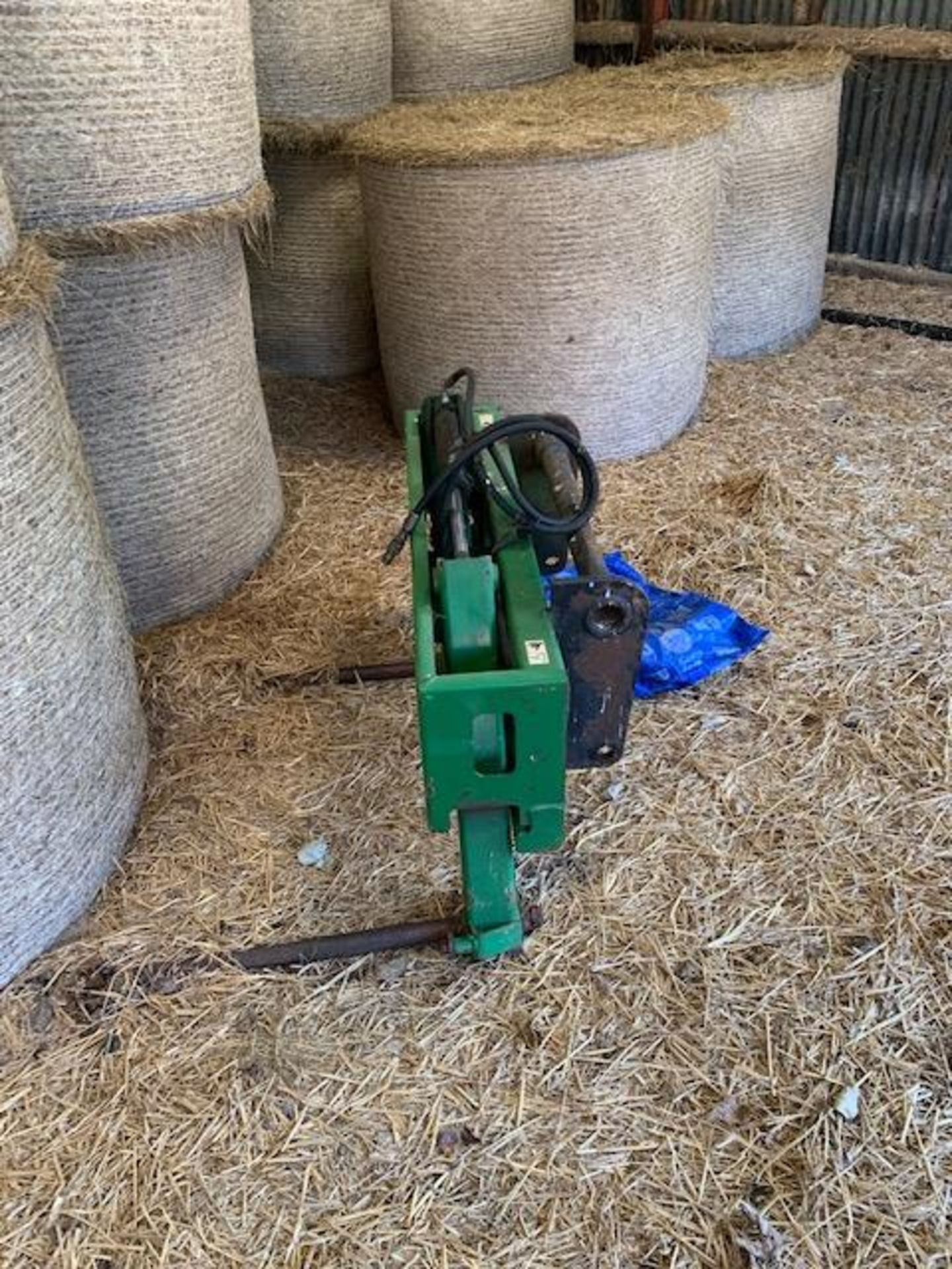 ROUND BALE SQUEEZE TO FIT A MANITOU