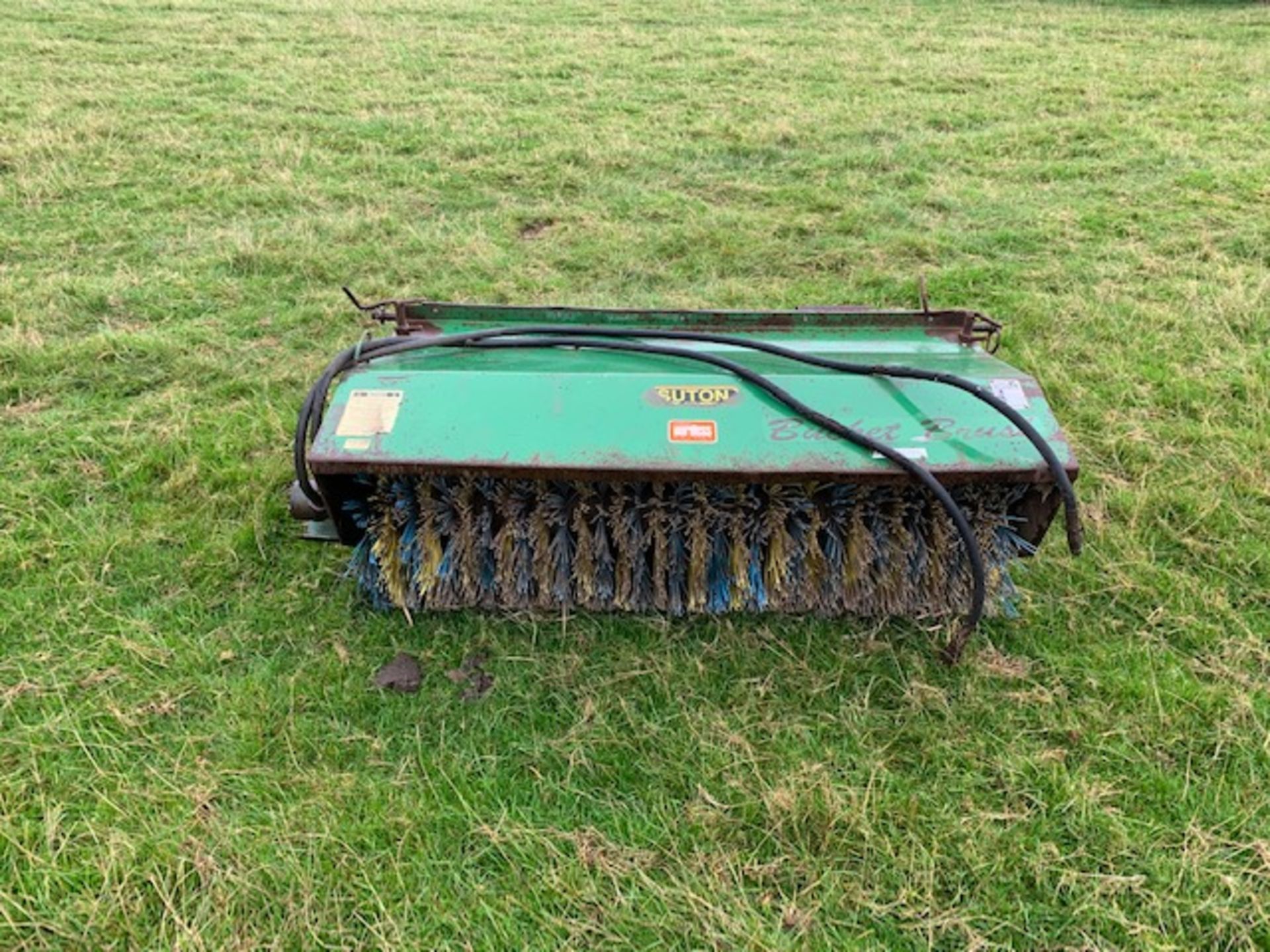 THOMAS 153 SKID STEER LOADER c/w 5ft BUCKET,ROAD BRUSH AND MUCK FORKS - Image 4 of 6