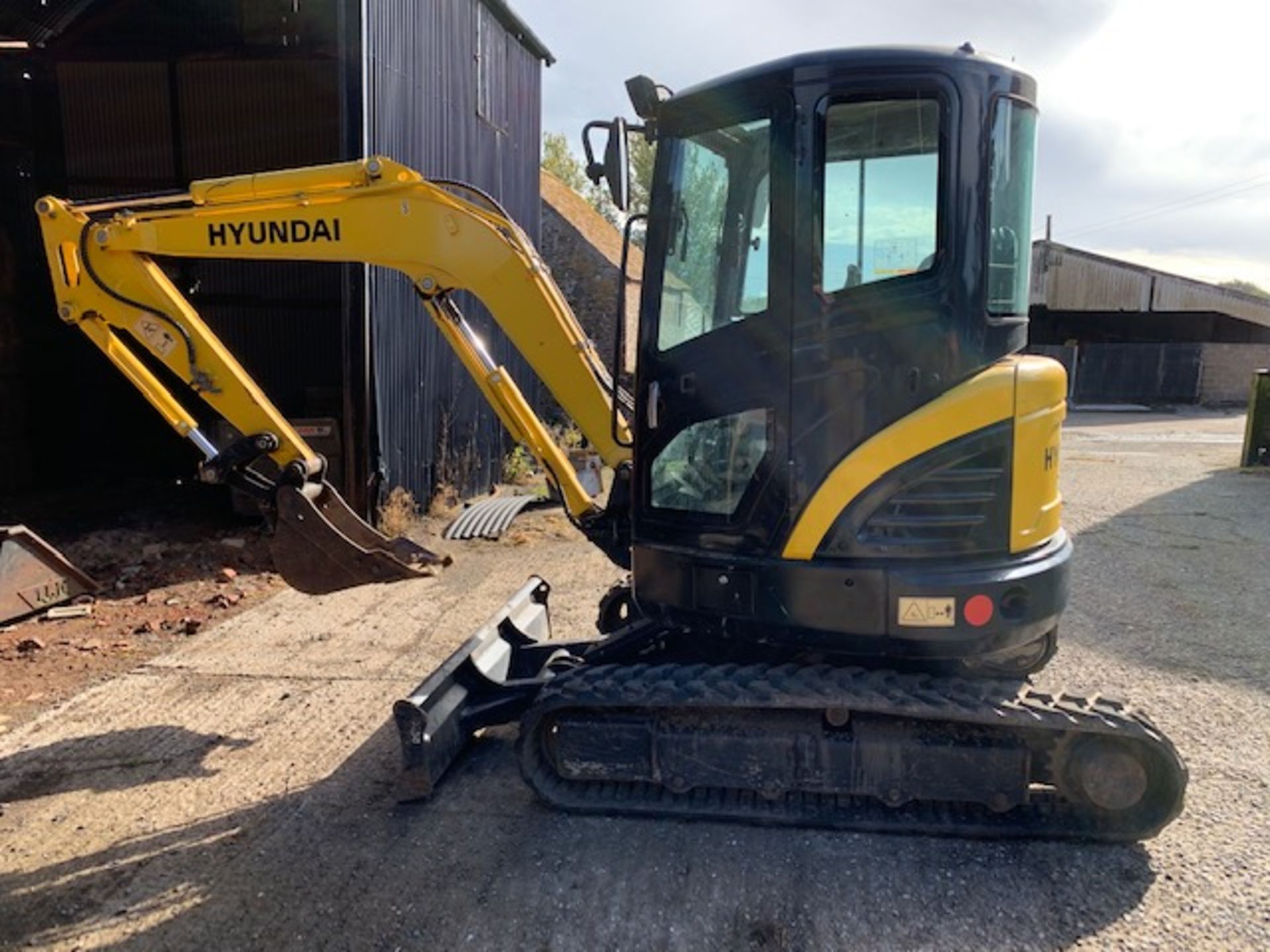 HYUNDAI 352-7 RUBBER TRACKED EXCAVATOR