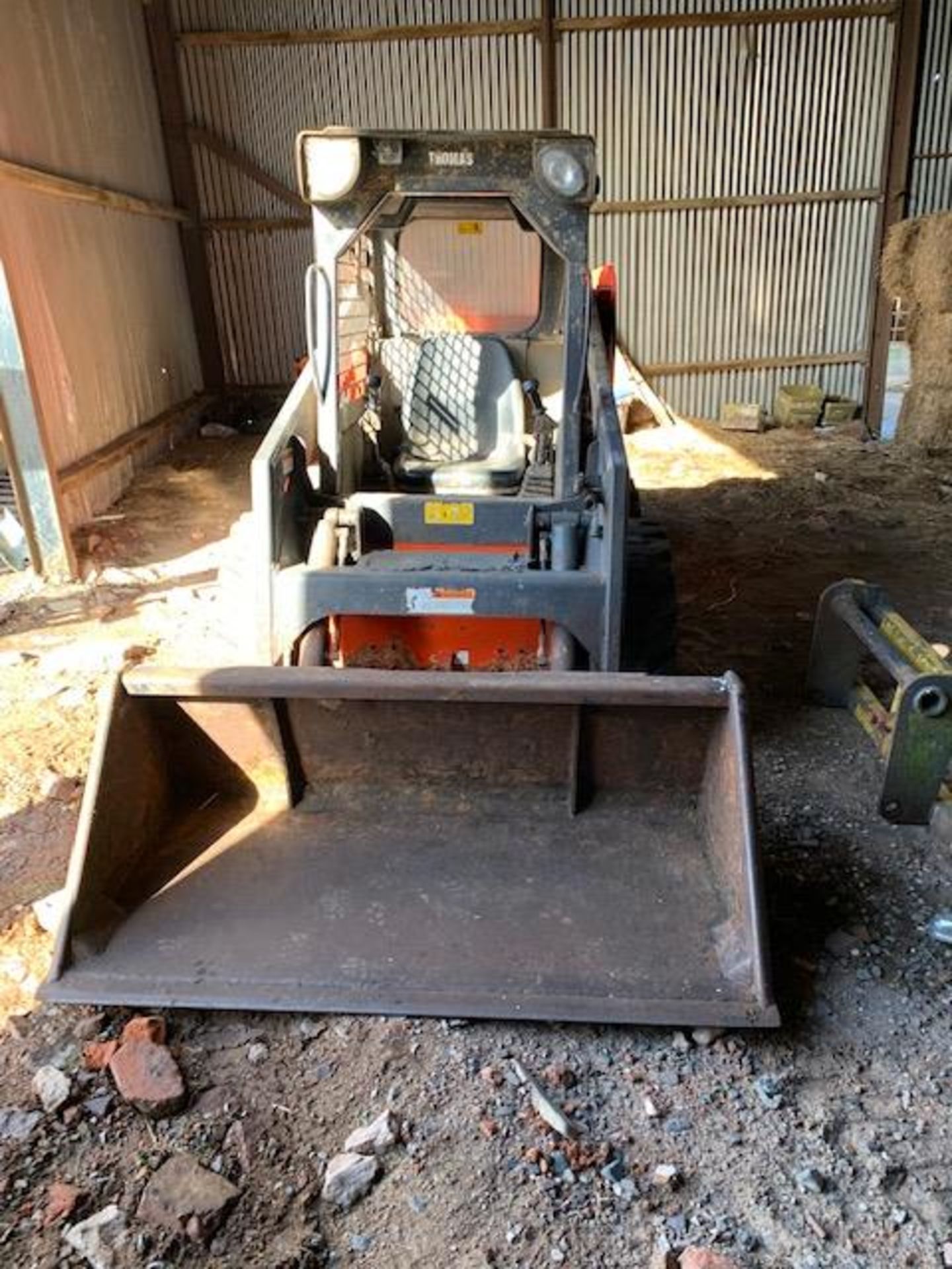 THOMAS 153 SKID STEER LOADER c/w 5ft BUCKET,ROAD BRUSH AND MUCK FORKS - Image 2 of 6