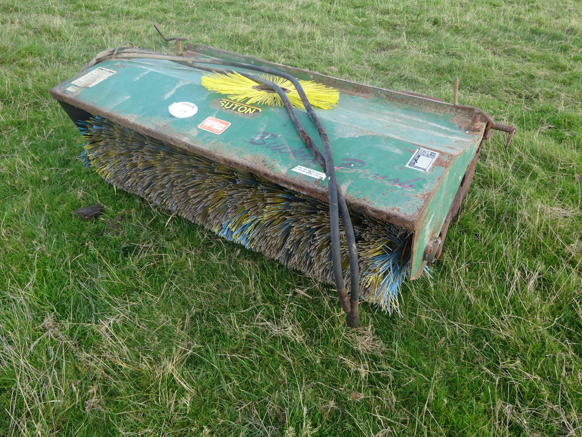 THOMAS 153 SKID STEER LOADER c/w 5ft BUCKET,ROAD BRUSH AND MUCK FORKS - Image 6 of 6