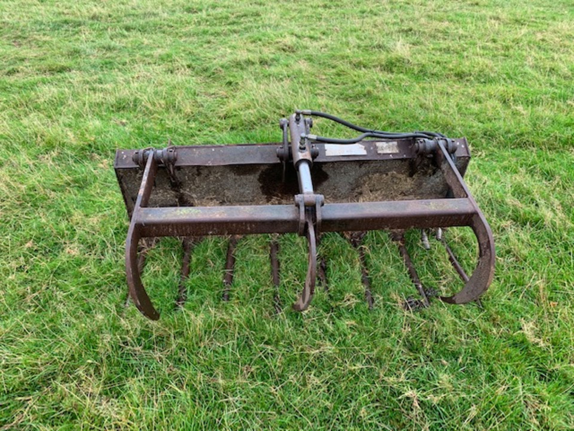 THOMAS 153 SKID STEER LOADER c/w 5ft BUCKET,ROAD BRUSH AND MUCK FORKS - Image 3 of 6