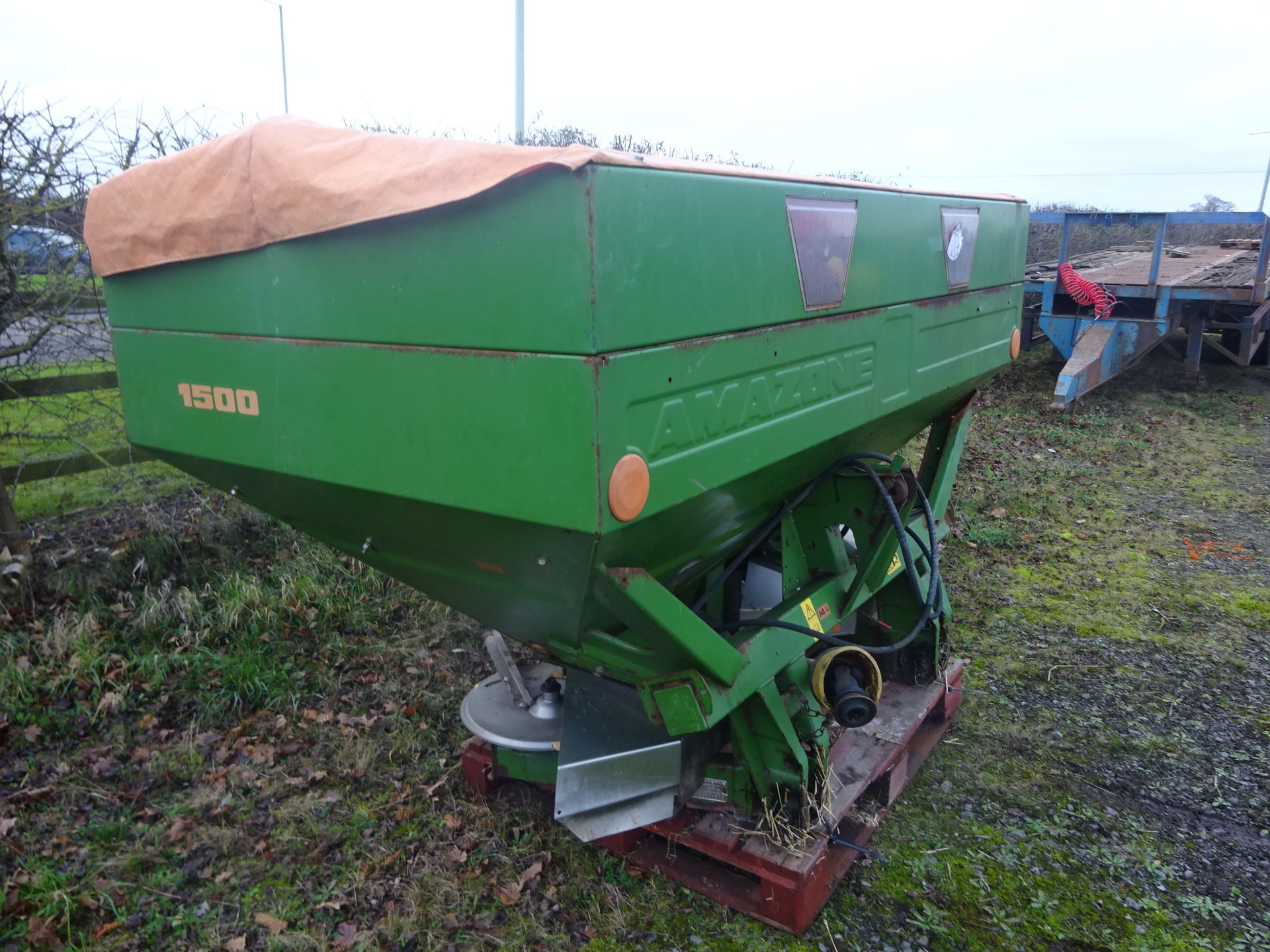 AMAZONE FERTILIZER SPRAYER - 1.5 TWIN DISC C/W TOP COVER AND MANUALS - Image 2 of 3