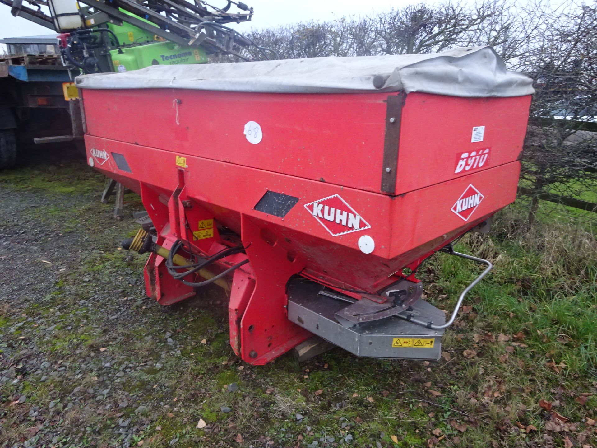 KUHN 24M FERTILIZER SPINNER