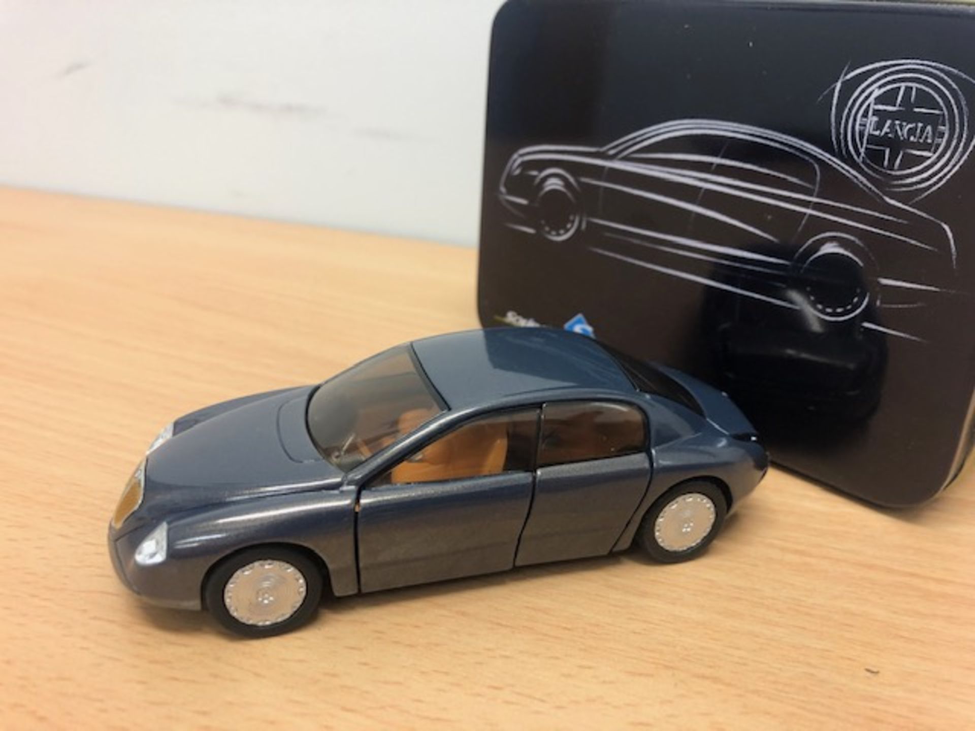 V Brand New 1/43 Diecast Lancia Dialogos Concept Car - Image 2 of 3