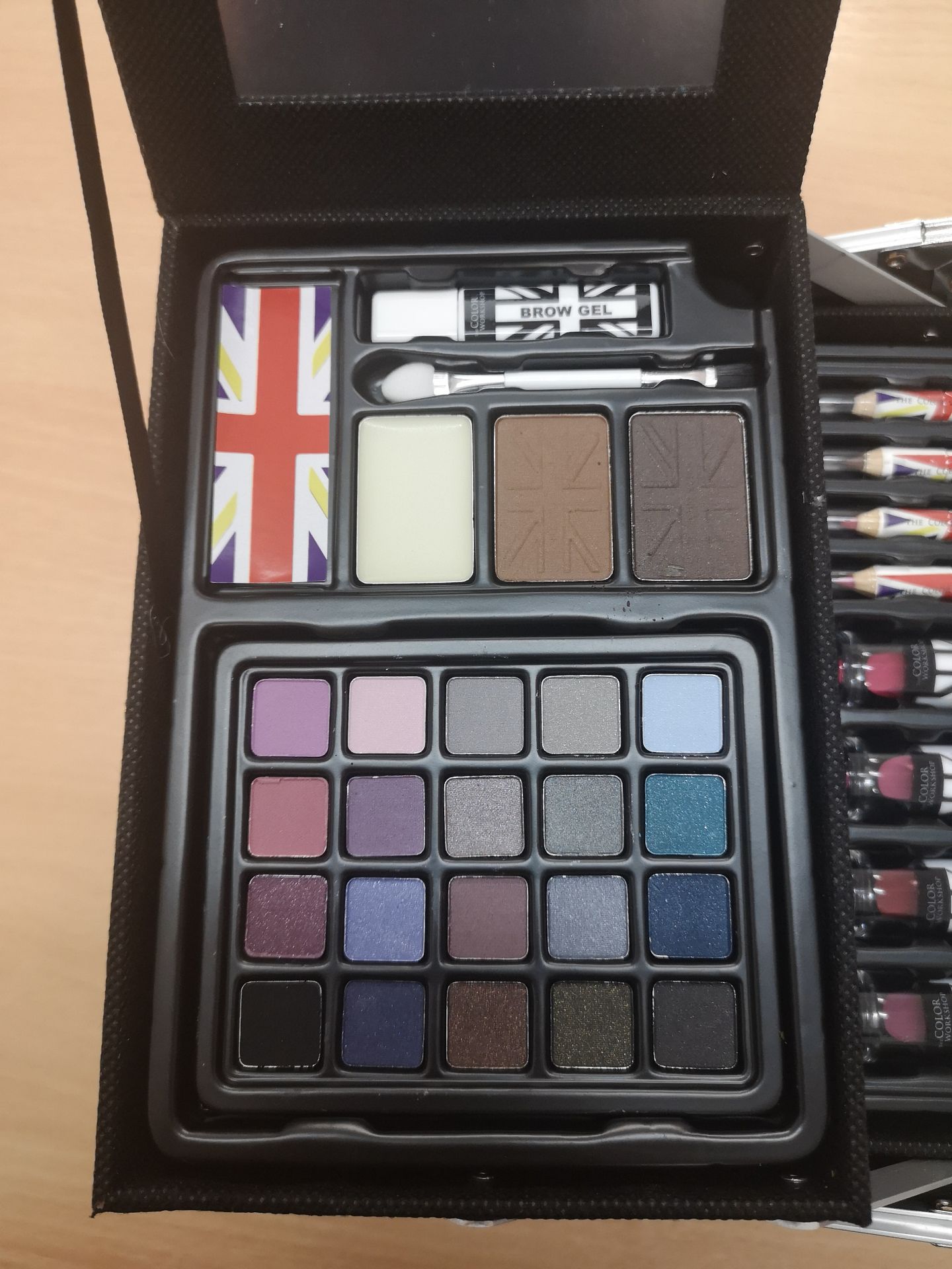 V Brand New 43 Piece Makeup Vanity Case By The Color Institute - Includes 20 Colour Eyeshadow - Image 3 of 5