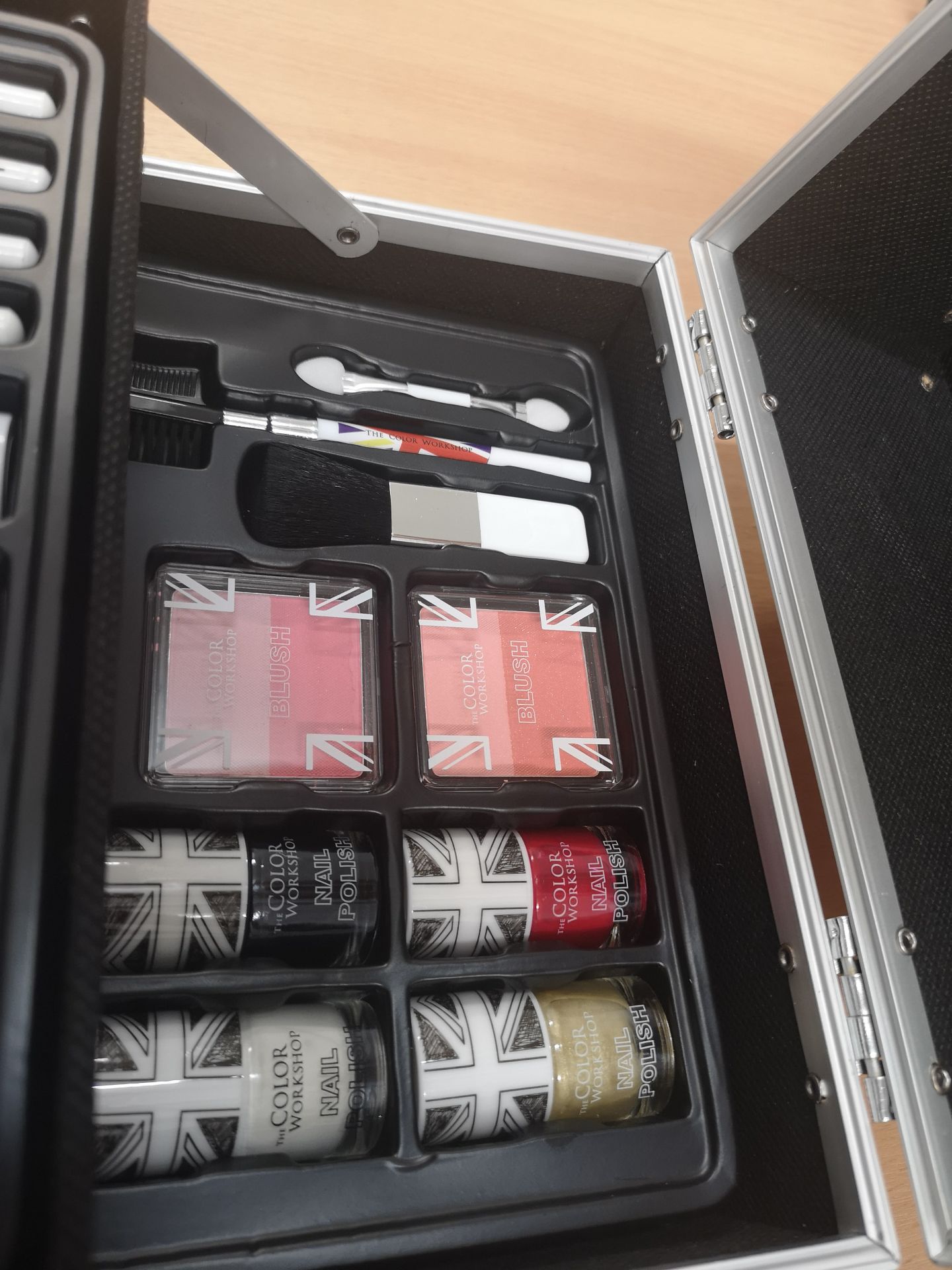 V Brand New 43 Piece Makeup Vanity Case By The Color Institute - Includes 20 Colour Eyeshadow - Image 5 of 5