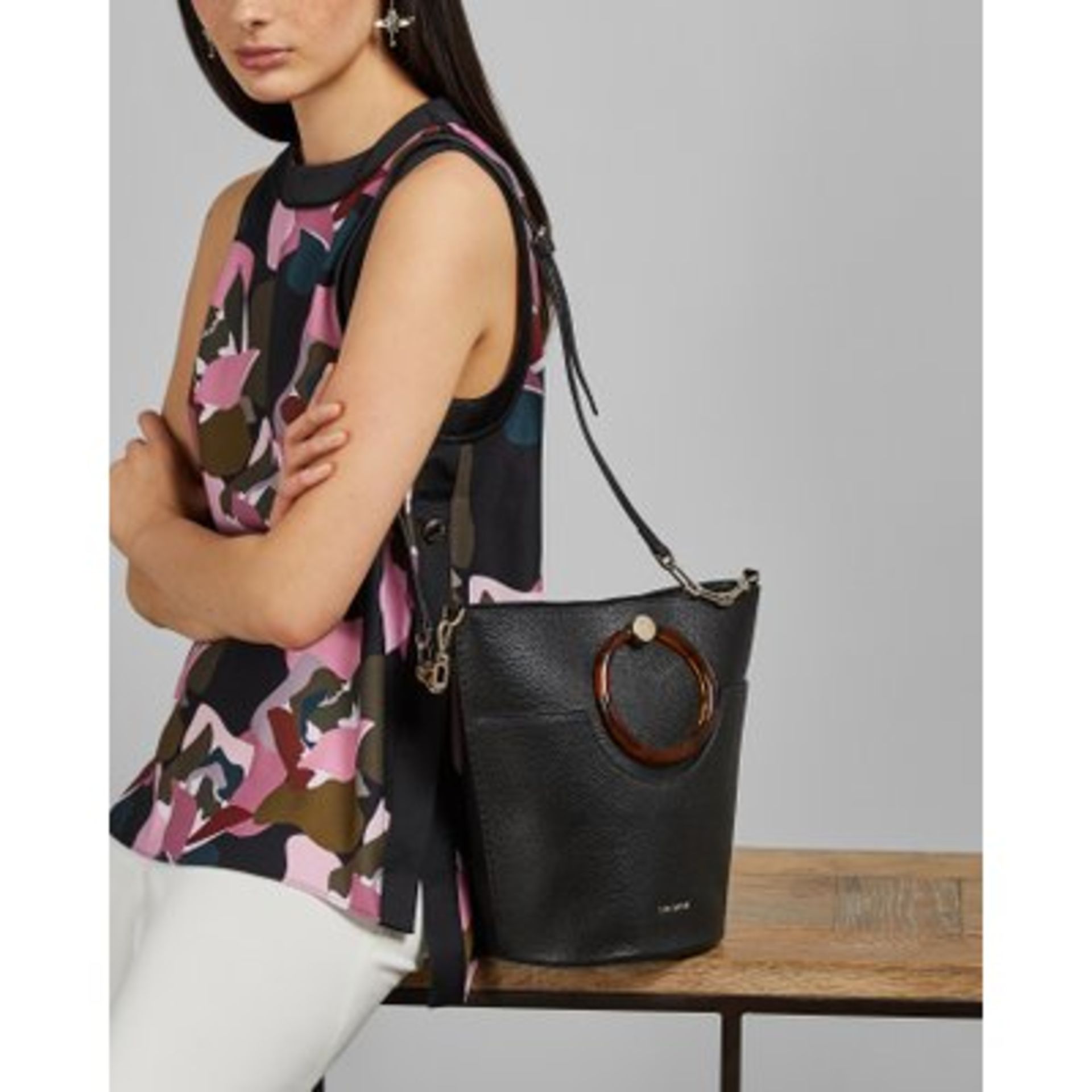 V Brand New Ladies Black Leather Aniie Resin Handle Bucket Bag (ISP £189 Ted Baker)