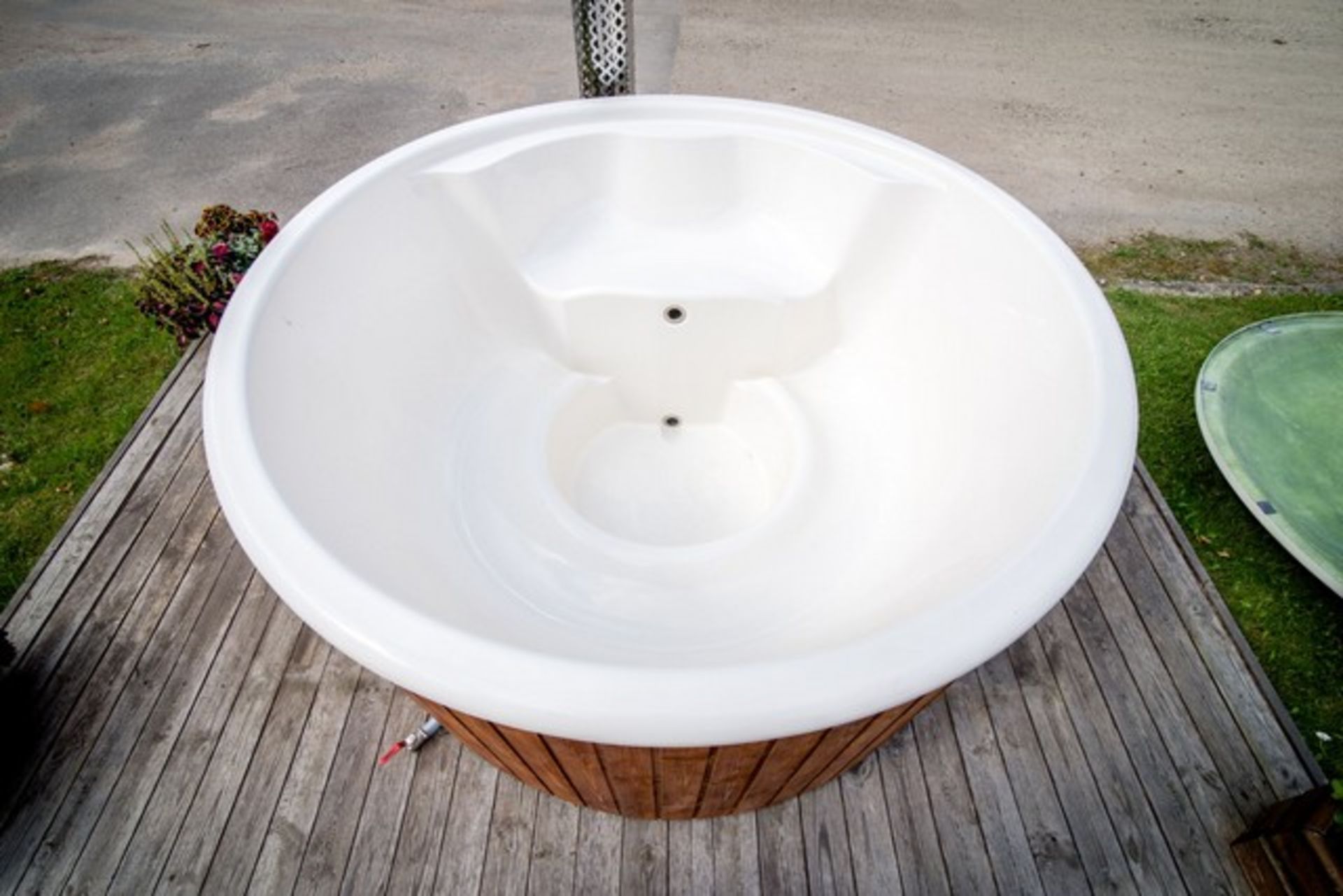 V Brand New 1.8m Fiberglass Hot Tub with Stainless Steel Heater and Chimney - Hot Tub Made from - Bild 2 aus 2