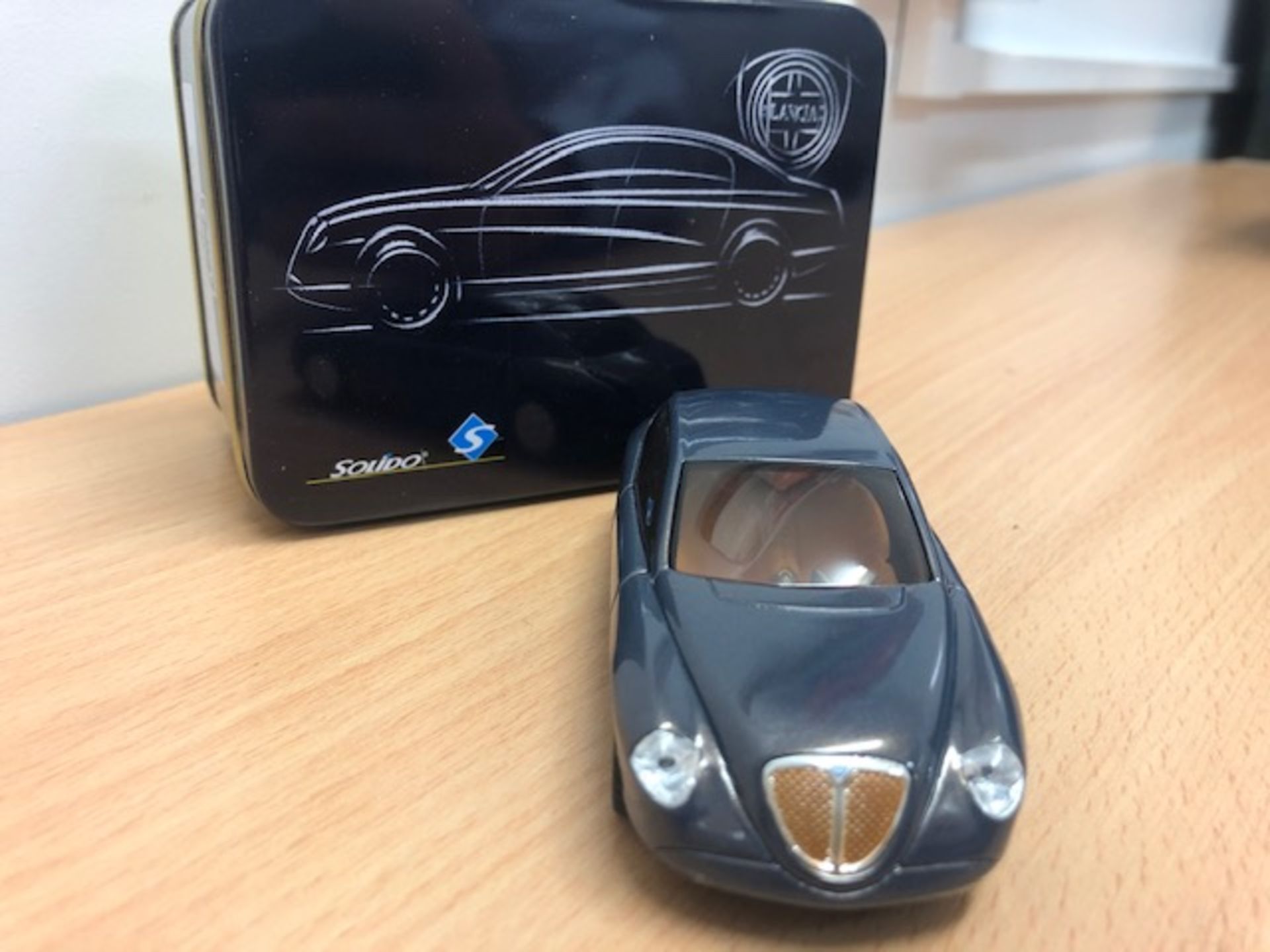 V Brand New 1/43 Diecast Lancia Dialogos Concept Car - Image 3 of 3