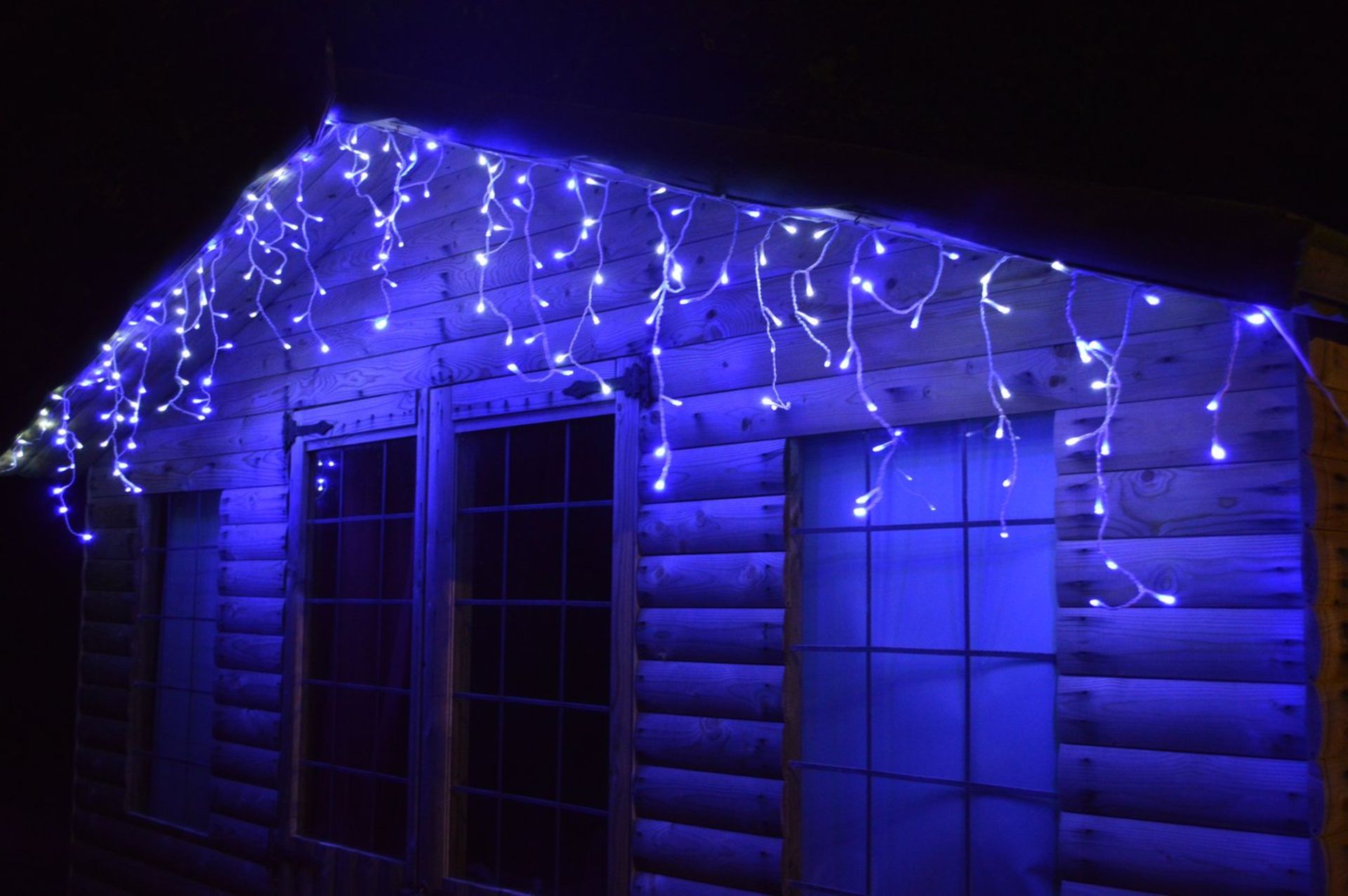 + VAT Brand New 960 Snowing Icicle White/Blue LED Lights - 8 Multi Function Control - Indoor & - Image 2 of 2