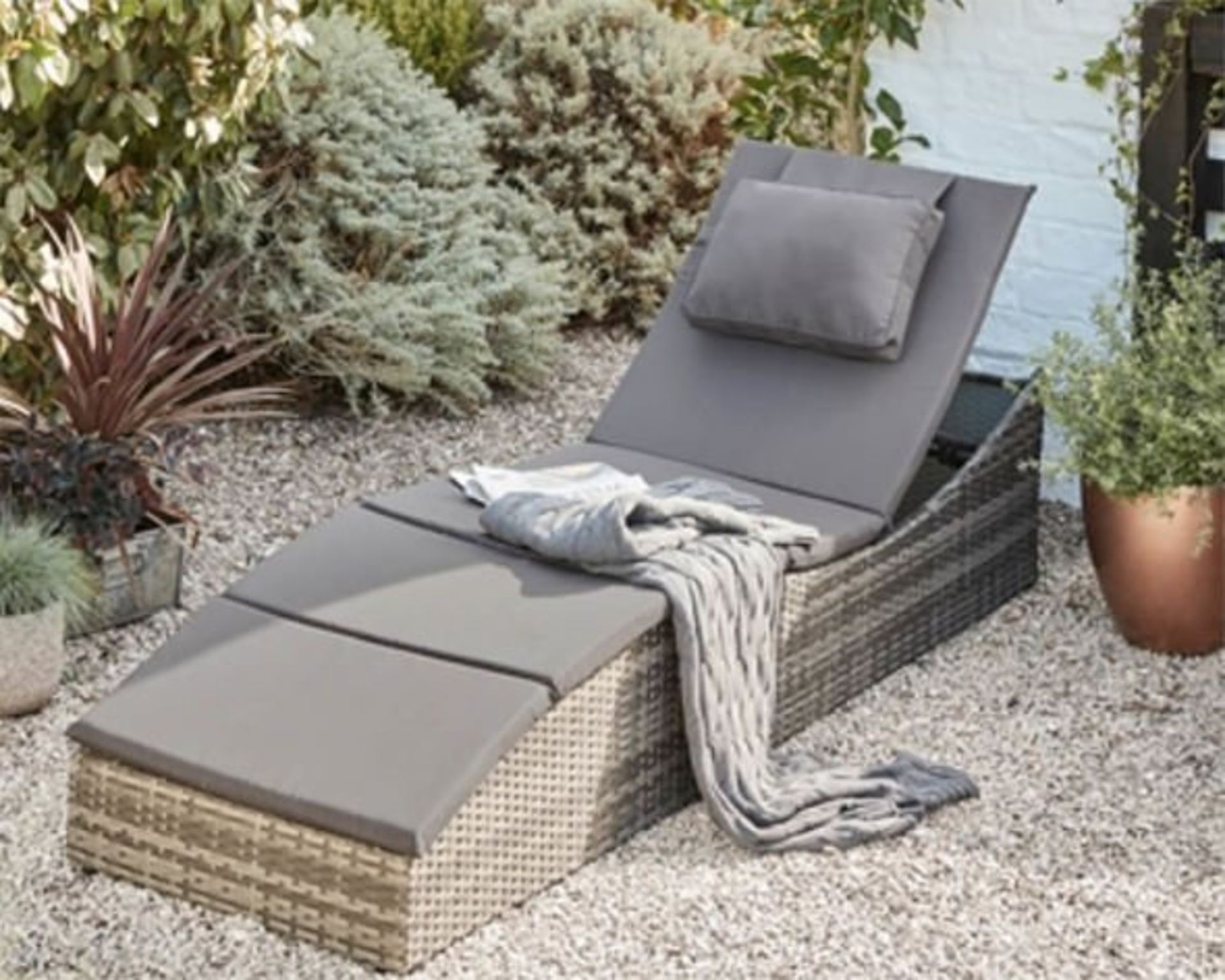 + VAT Brand New Chelsea Garden Company Rattan Aluminium Frame Sunbed - Double 1/2 Round Rattan