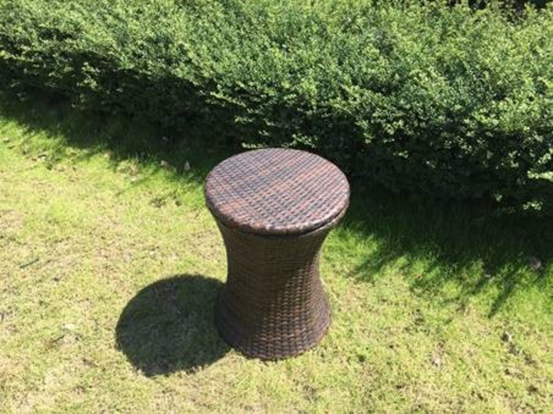 + VAT Brand New The Chelsea Garden Company Brown Rattan Bar Table With Ice Cooler - Patio Cooler