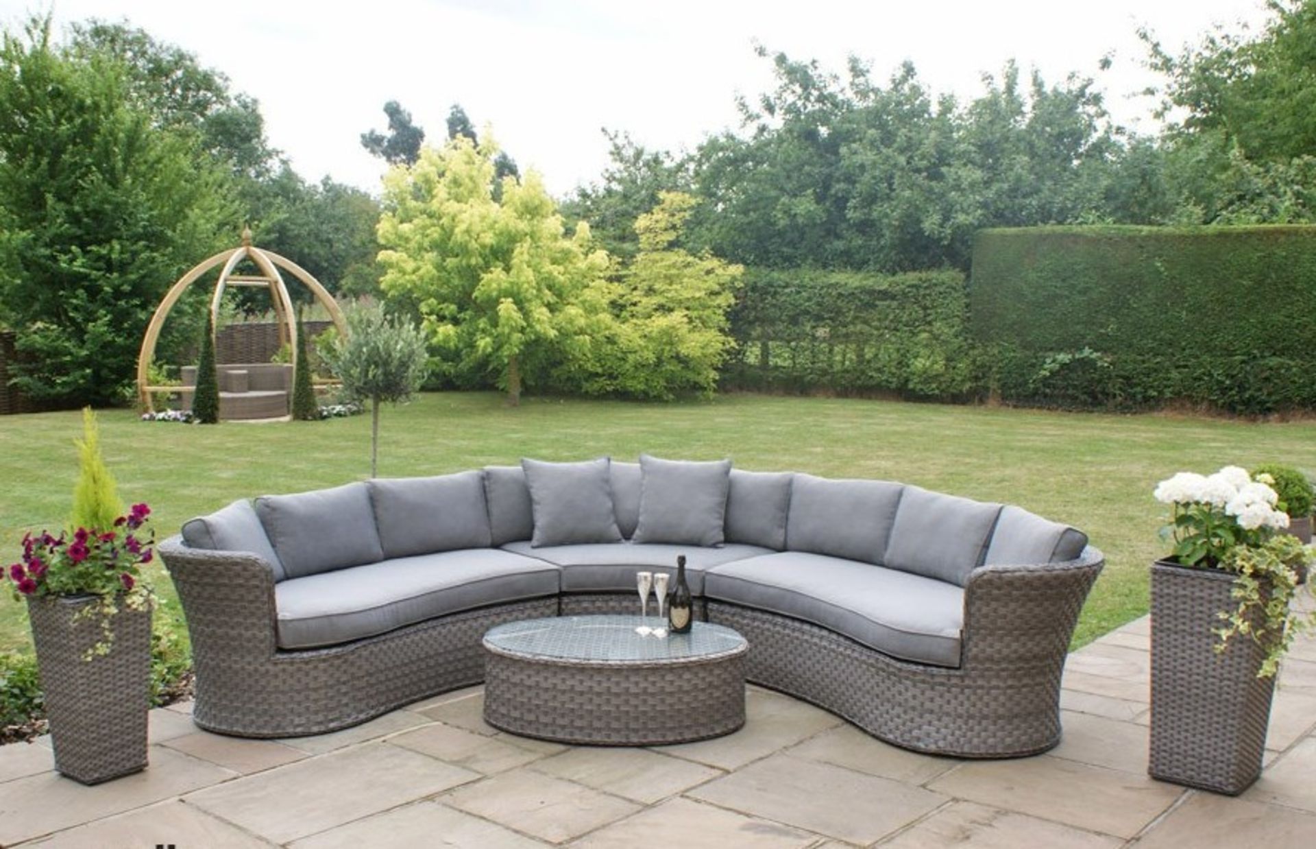+ VAT Brand New Chelsea Garden Company Five Seater Semi Circular Corner Set - Grey Rattan And Grey