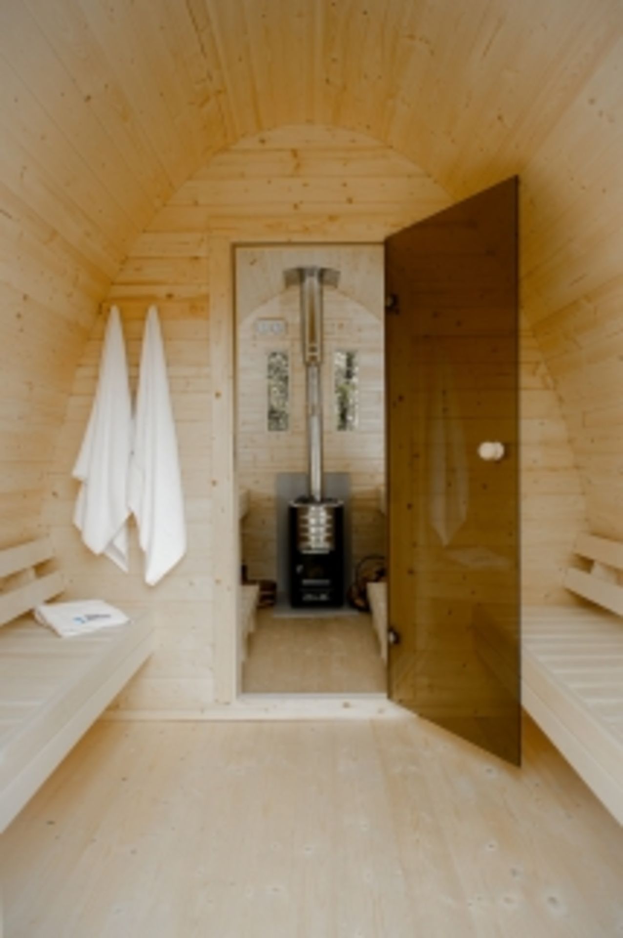 + VAT Brand New 2.4 x 4m Sauna Pod - Made From Spruce Wood - Roof Covered With Bitumen Shingles - - Bild 2 aus 2