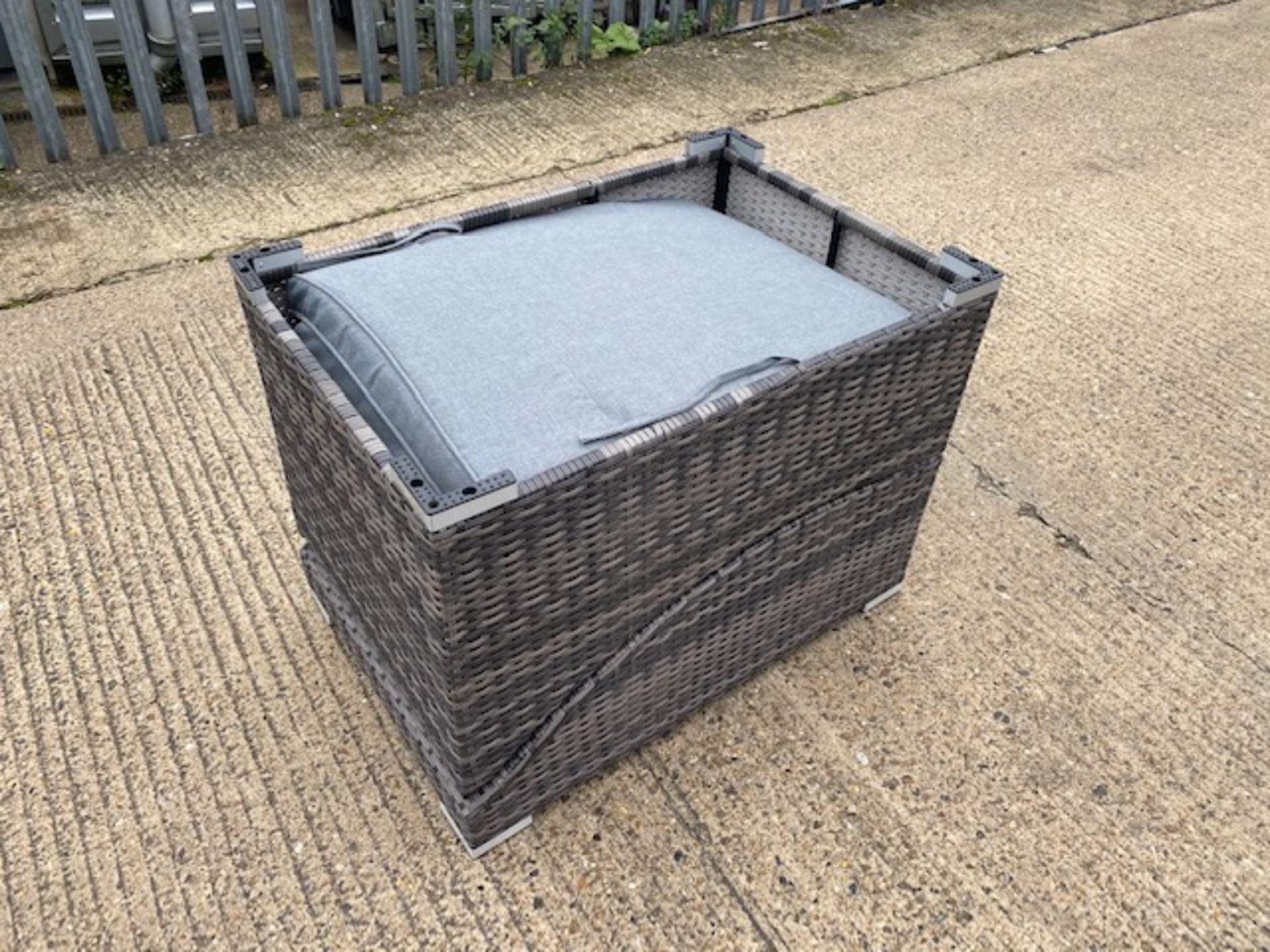 + VAT Brand New Chelsea Garden Company Rattan Aluminium Frame Sunbed - Double 1/2 Round Rattan - Image 2 of 6