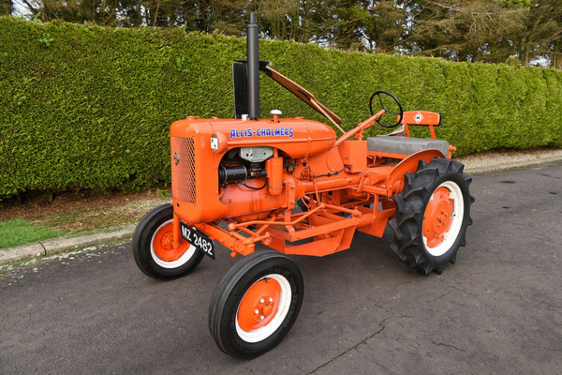 MZ 2482 1947 Allis Chalmers B tractor c/w mid mounted mower