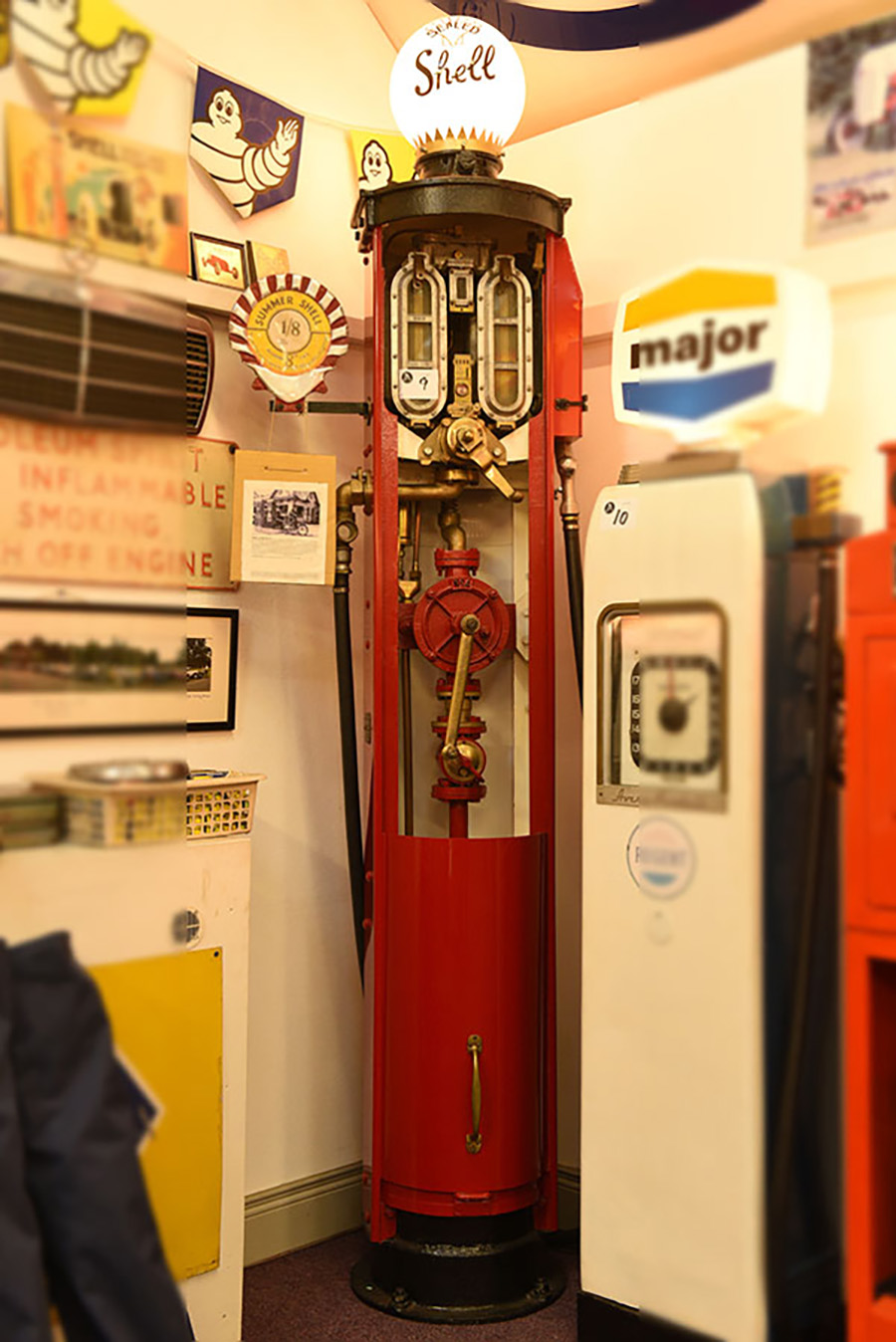 1925 hand operated Shell petrol pump c/w glass globe