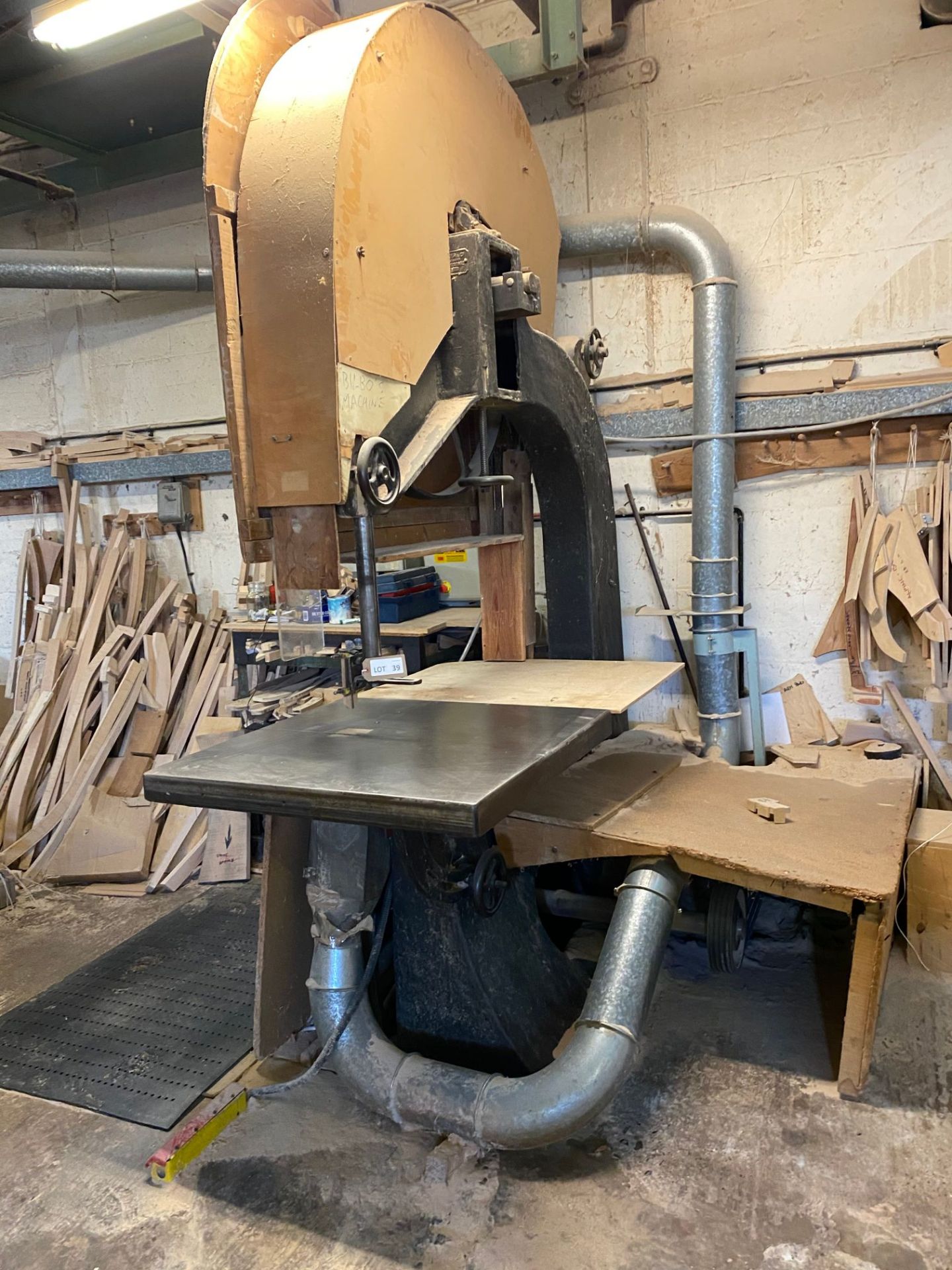 Dexter heavy-duty band saw with 1.1m throat and DC brake (plate not accessible) Please note: a £