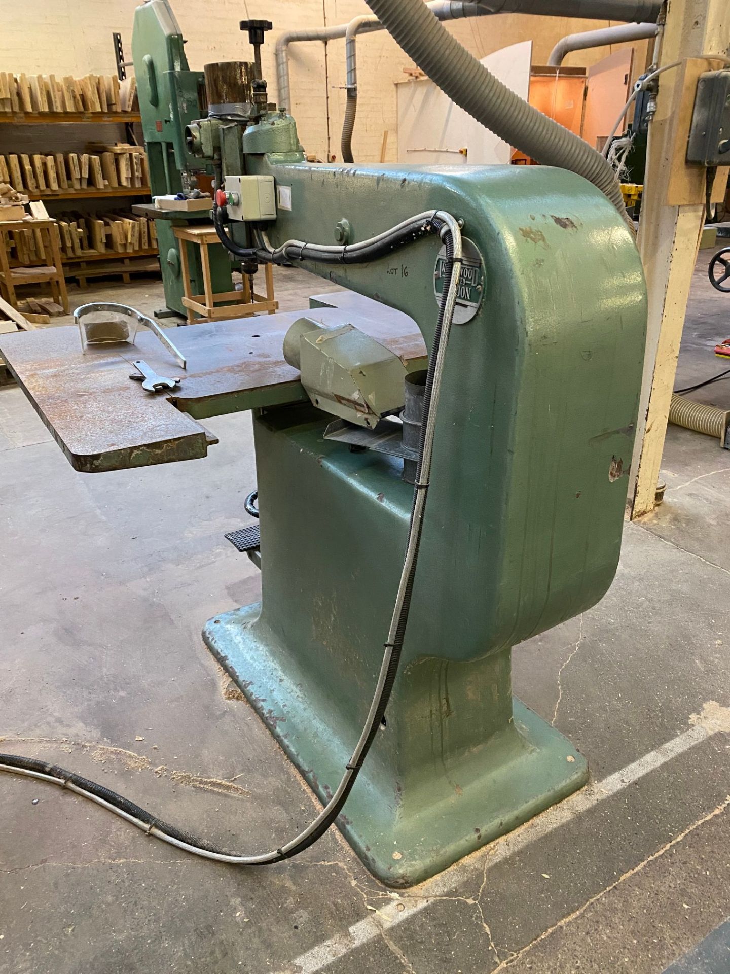 Interwood pedestal overhead router with 1m throat, H-shaped table and foot pedal - Image 4 of 4