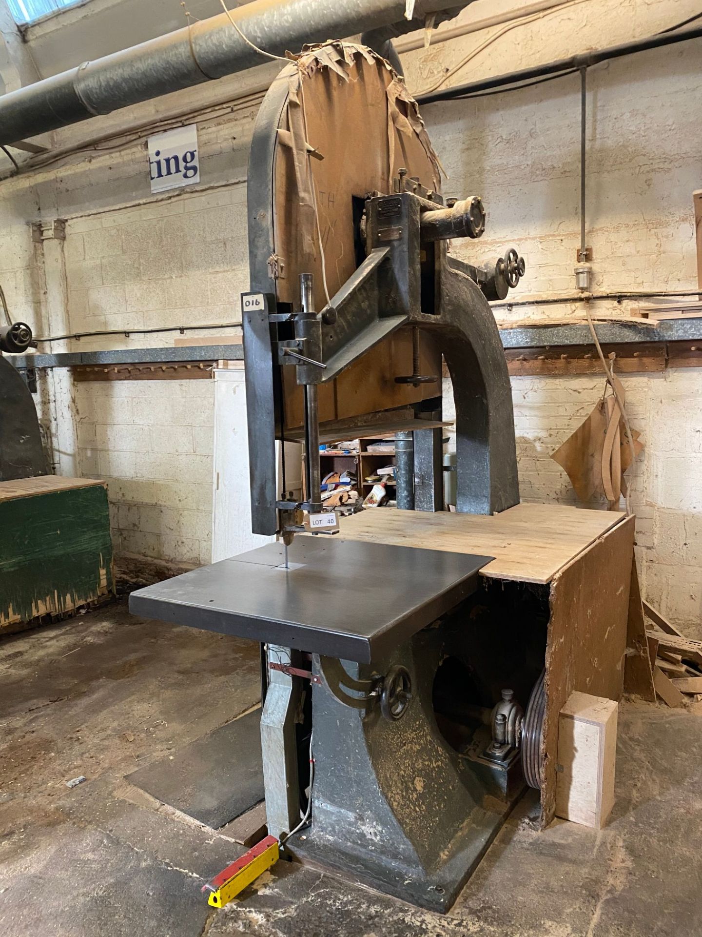 Dexter heavy-duty band saw, serial no: 4269 with 1.1m throat and DC brake Please note: a £500