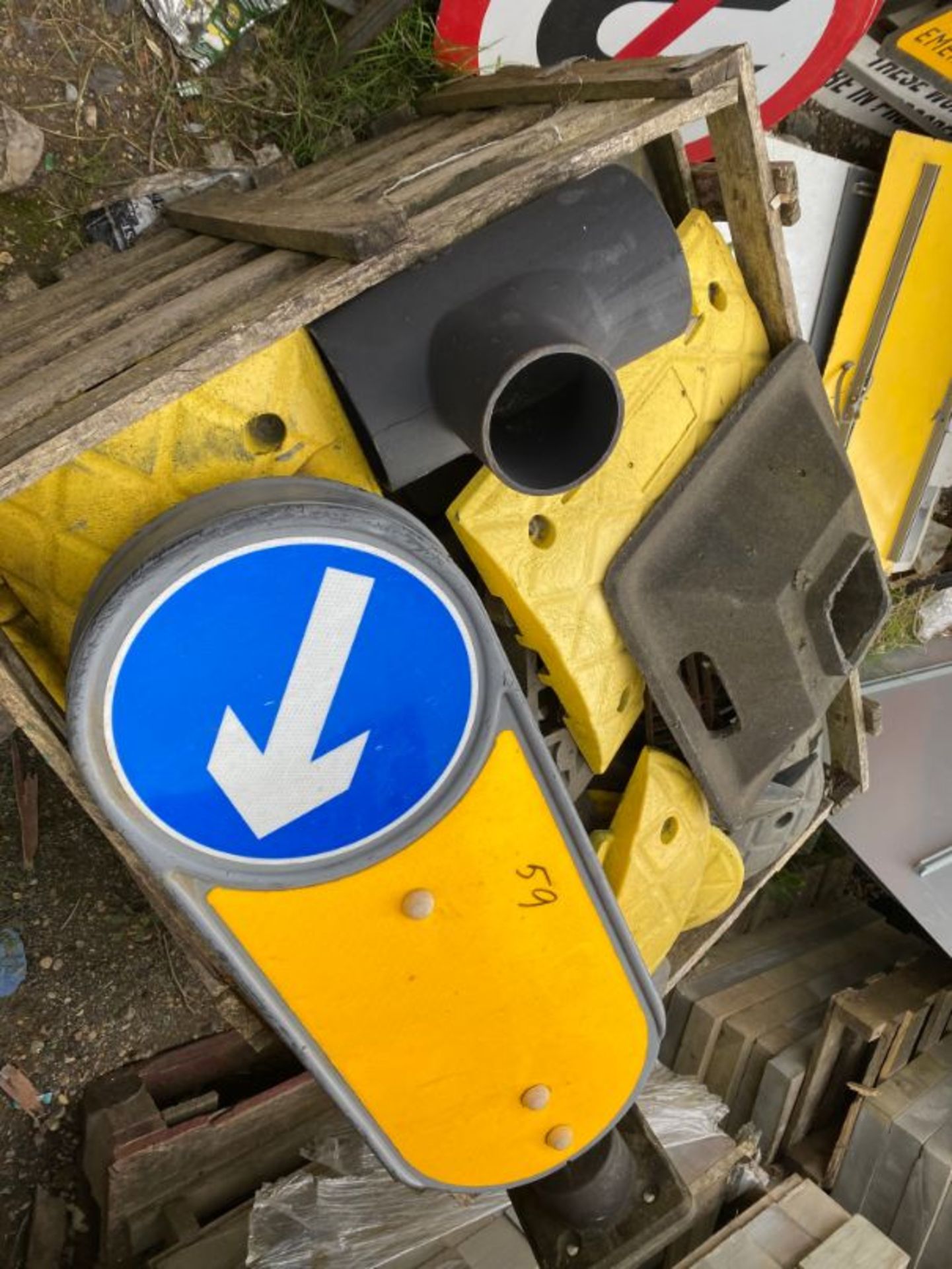 Qty various road signs and bollards, as lotted - Image 11 of 18