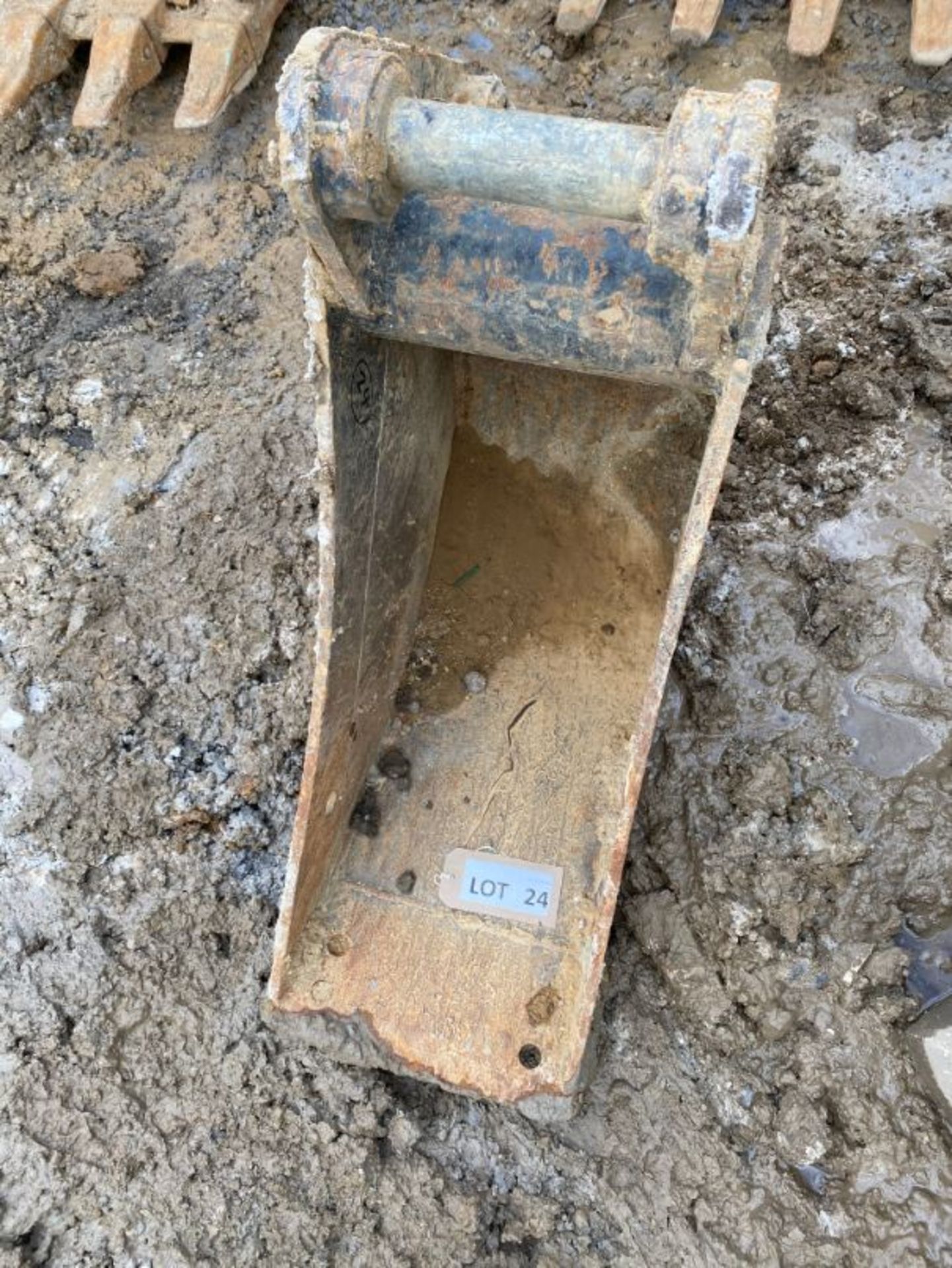 Whites 12" excavator bucket (2018): 2" dia pin x 6" dipper x 10" between centres