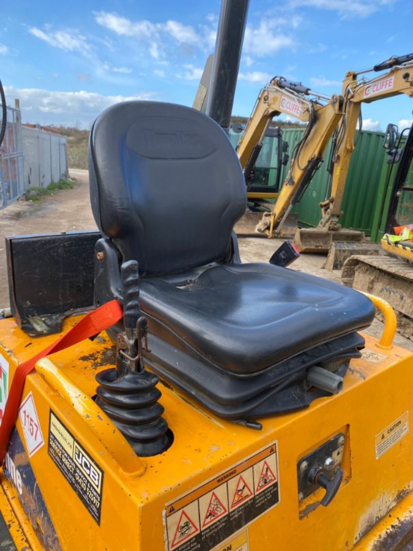 Thwaites Mach 570 3-tonne swivel tip dumper truck, reg no RV16 OZM: date of registration: 1.5.2016 - Image 6 of 9