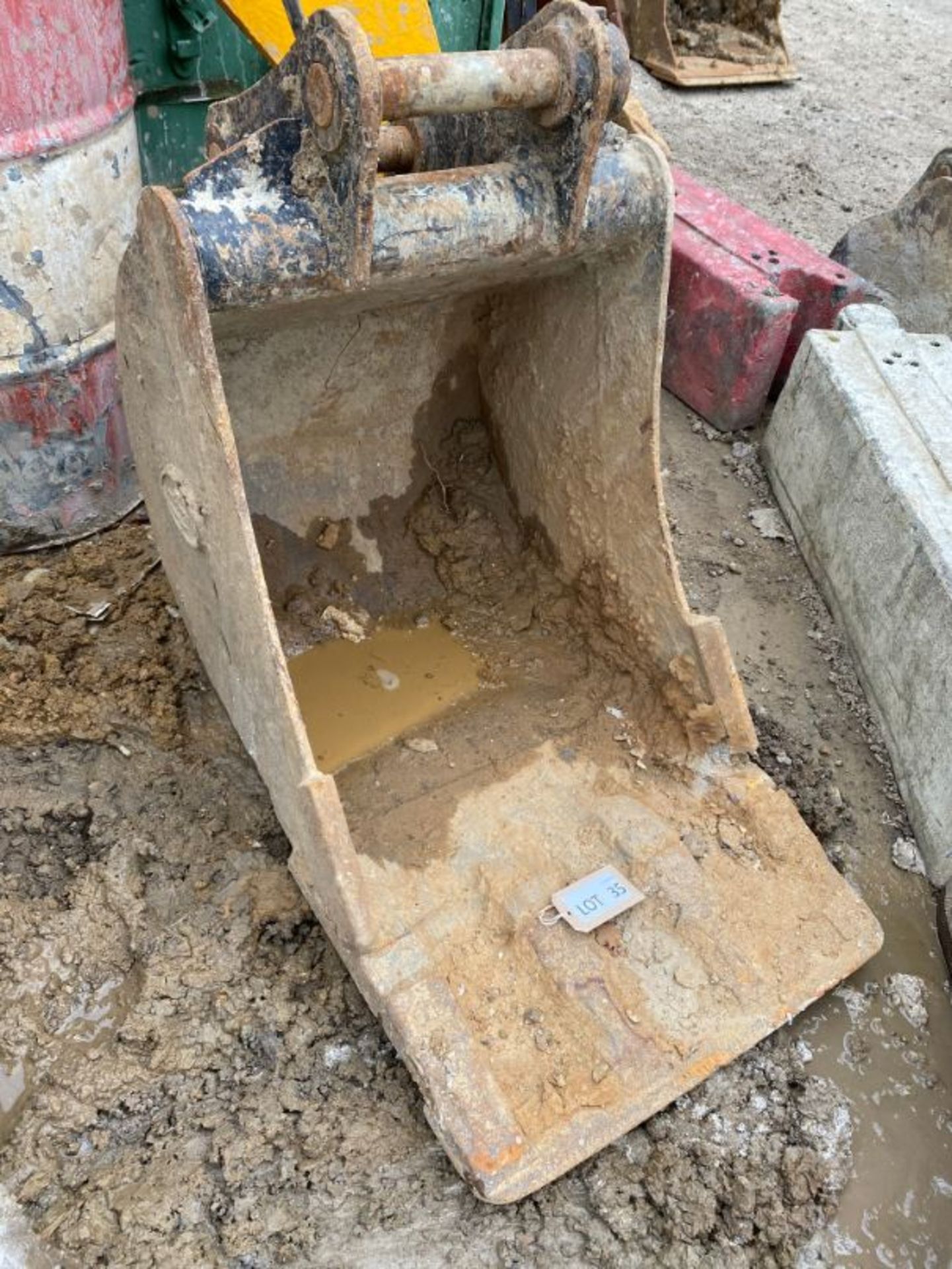 Strickland 24" excavator bucket (no age ID): 2" dia pin x 8" dipper x 12" between centres - Image 2 of 3