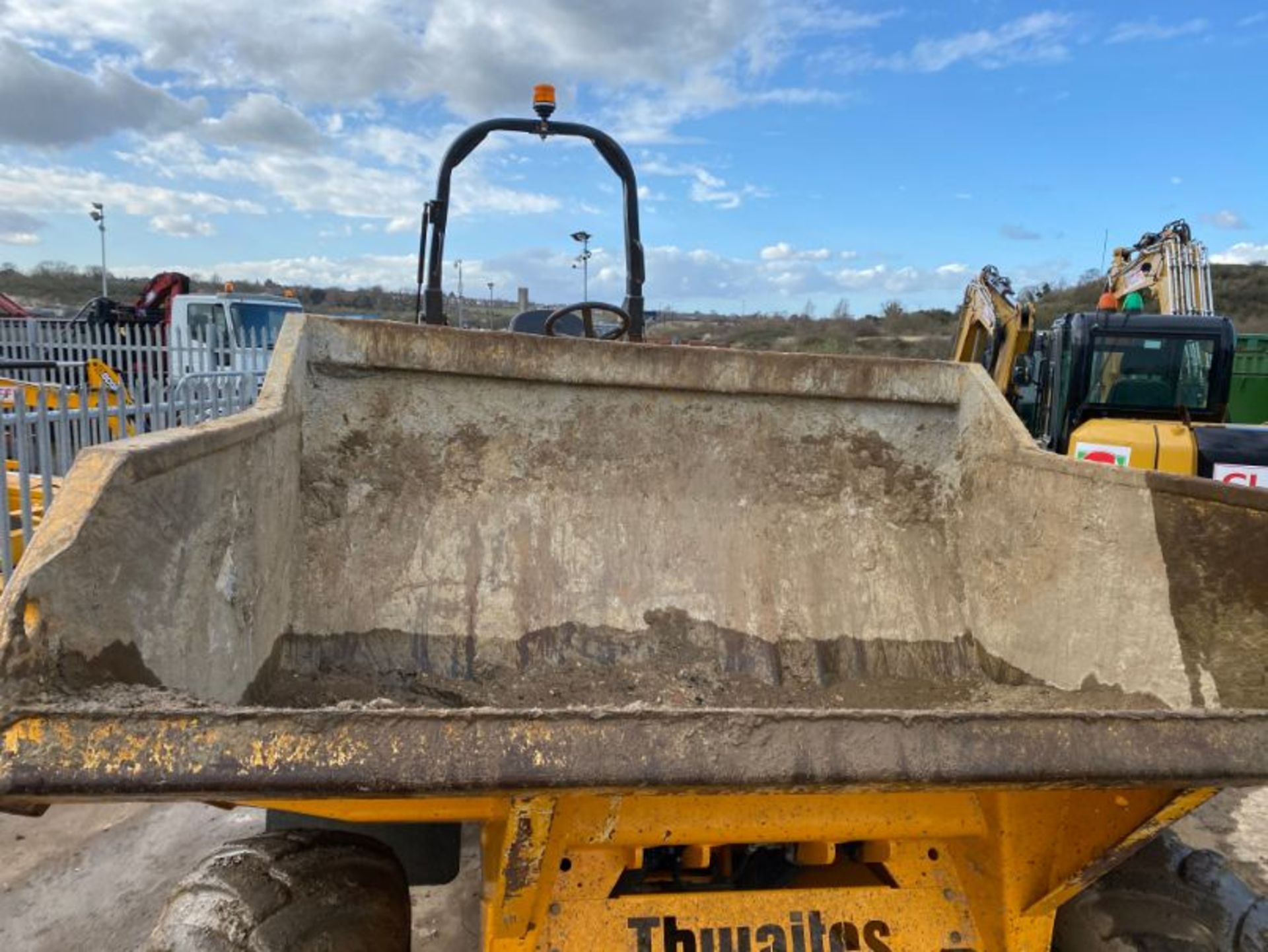 Thwaites Mach 2090 9-tonne straight tip dumper truck, serial no: SLCM20901602D6020 (2016): 1559 rec - Image 6 of 11