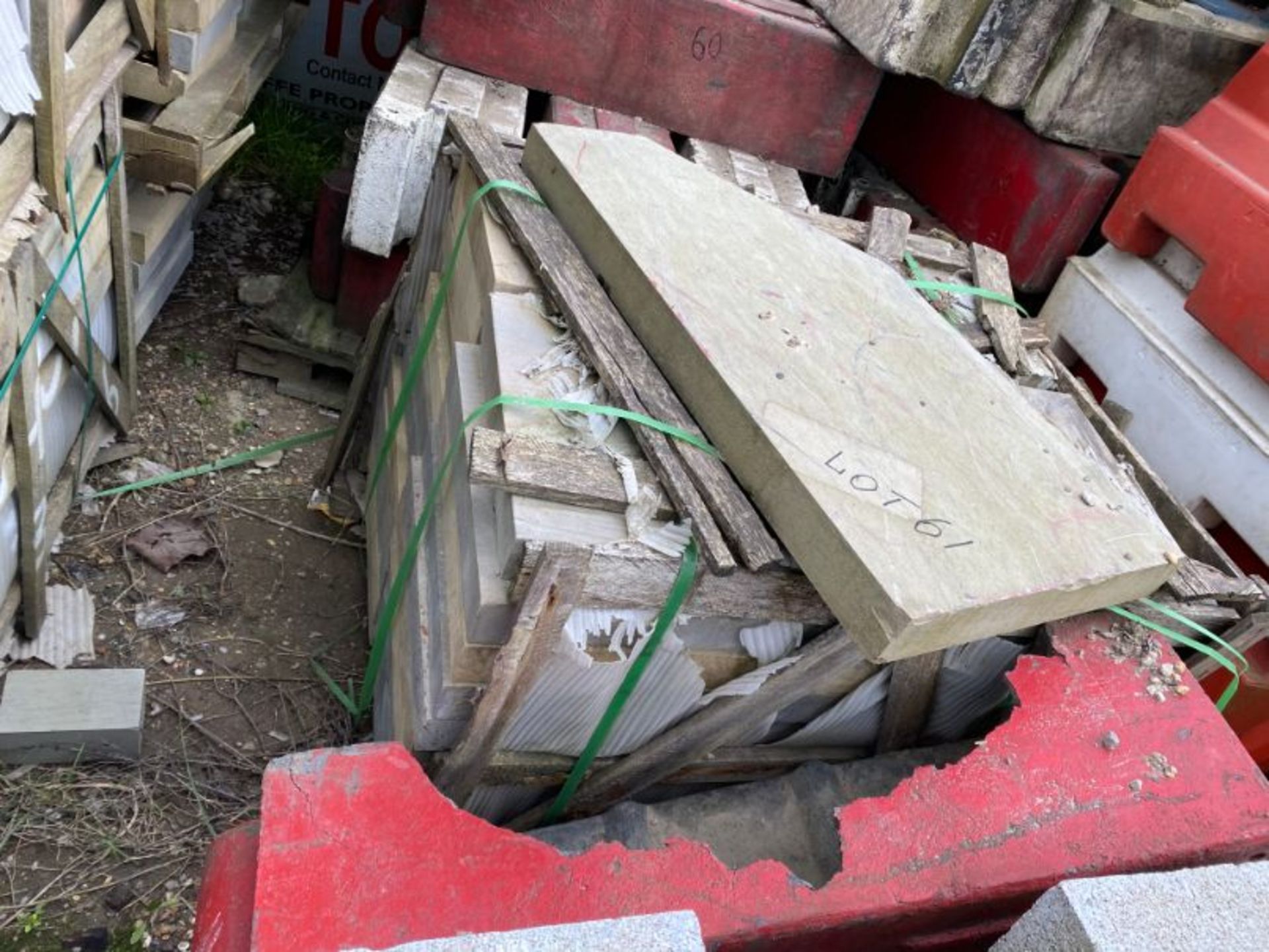 Qty various kerb stones and paving blocks/slabs, as lotted - Image 3 of 13