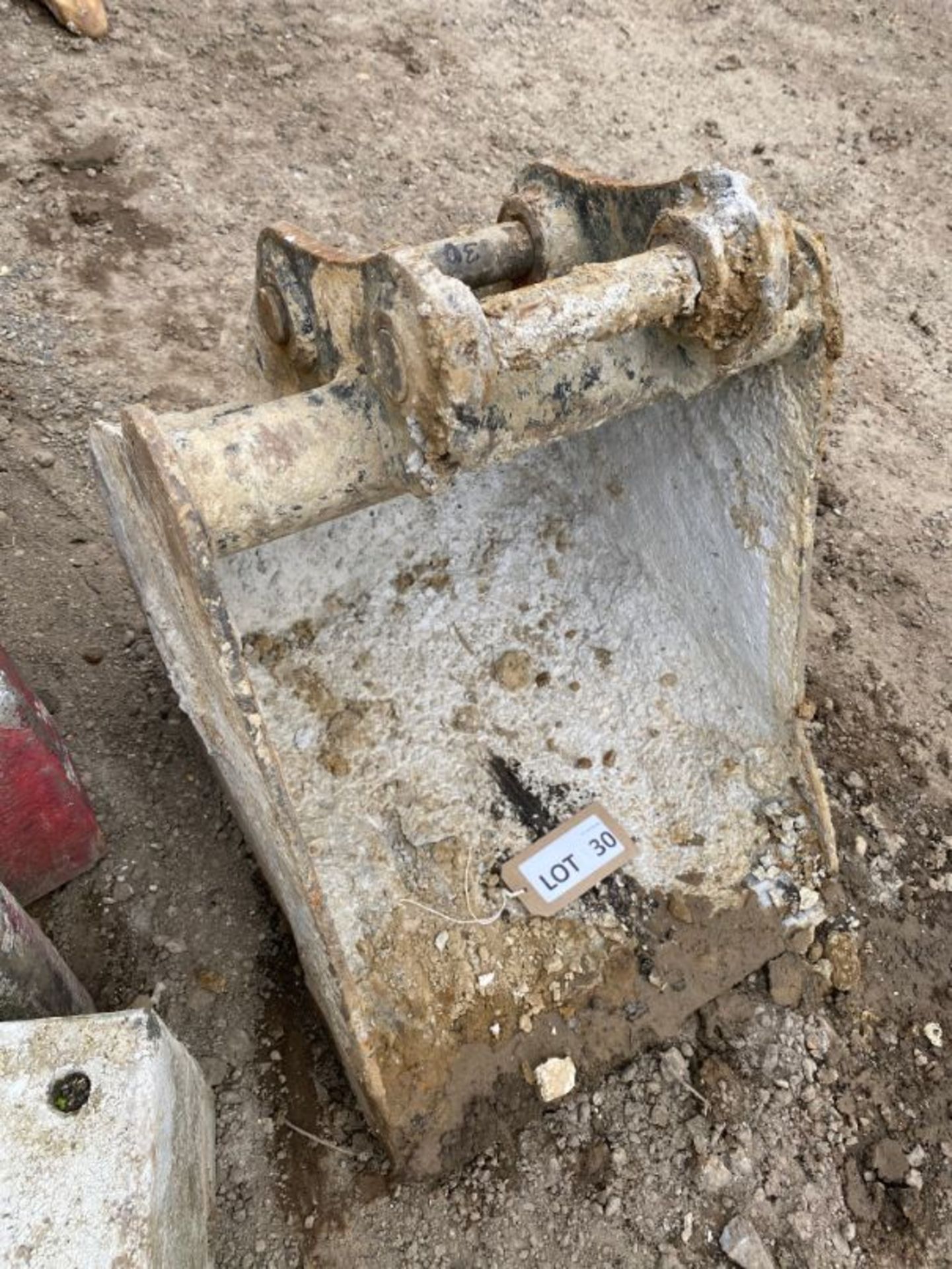 18" excavator bucket (no age ID): 1.5" dia pin x 5.5" dipper x 6.5" between centres - Image 2 of 2