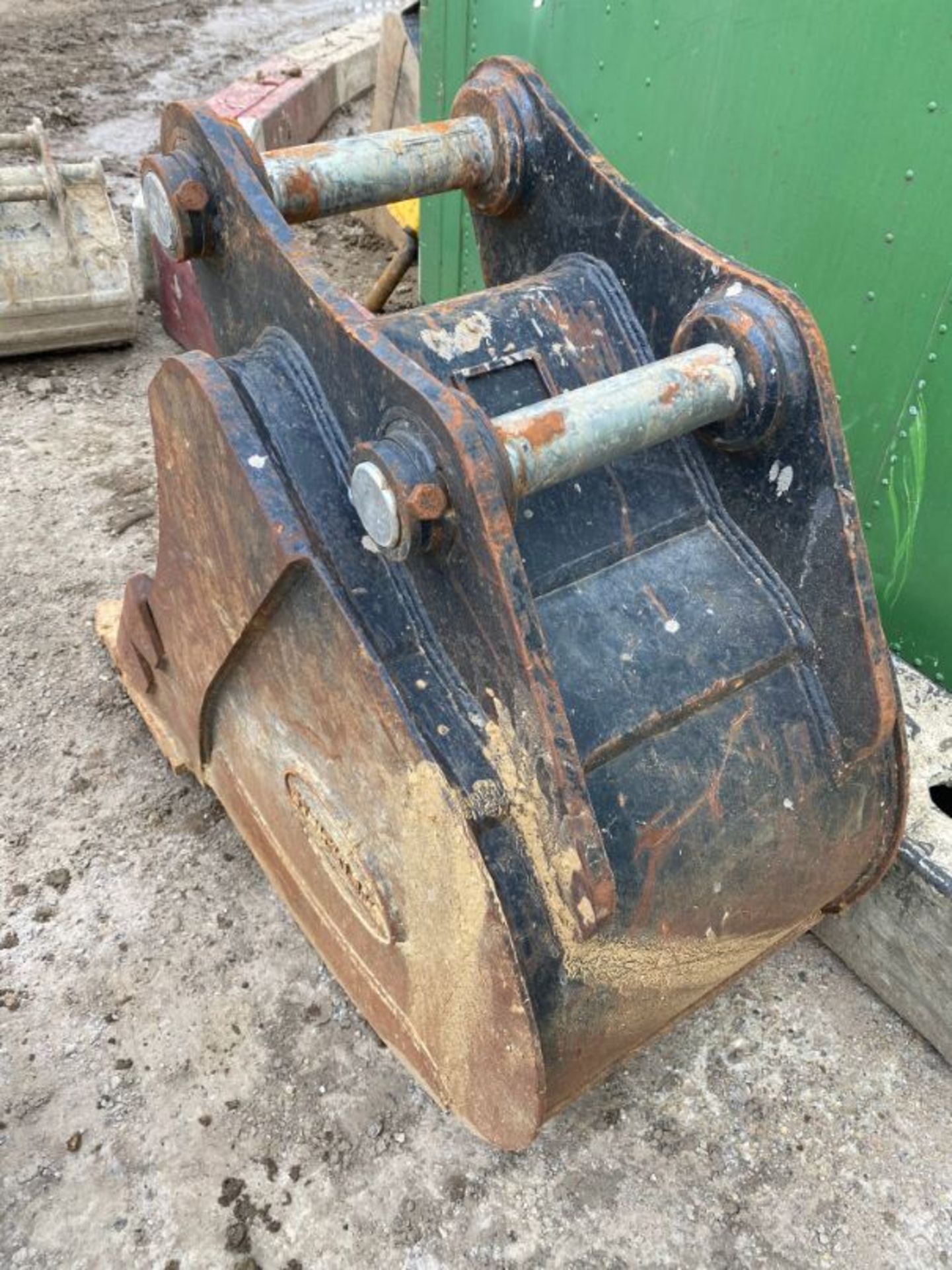 Strickland 24" excavator bucket (no age ID): 2.5" dia pin x 10" dipper x 15" between centres - Image 3 of 3