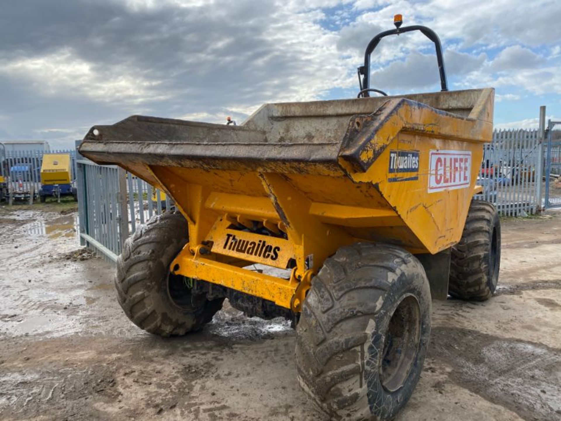 Thwaites Mach 2090 9-tonne straight tip dumper truck, serial no: SLCM20901602D6020 (2016): 1559 rec - Image 4 of 11