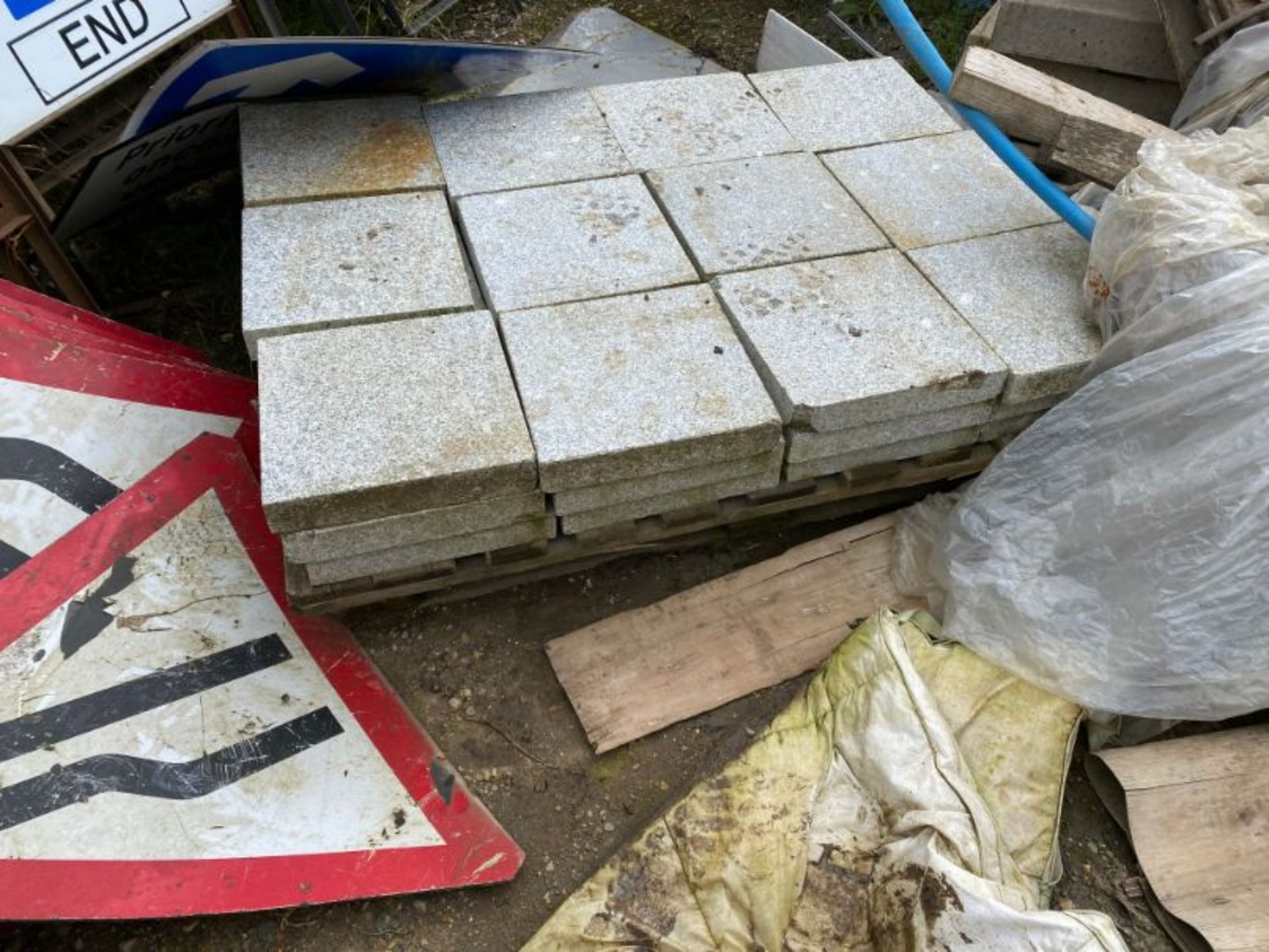 Qty various kerb stones and paving blocks/slabs, as lotted - Image 13 of 13