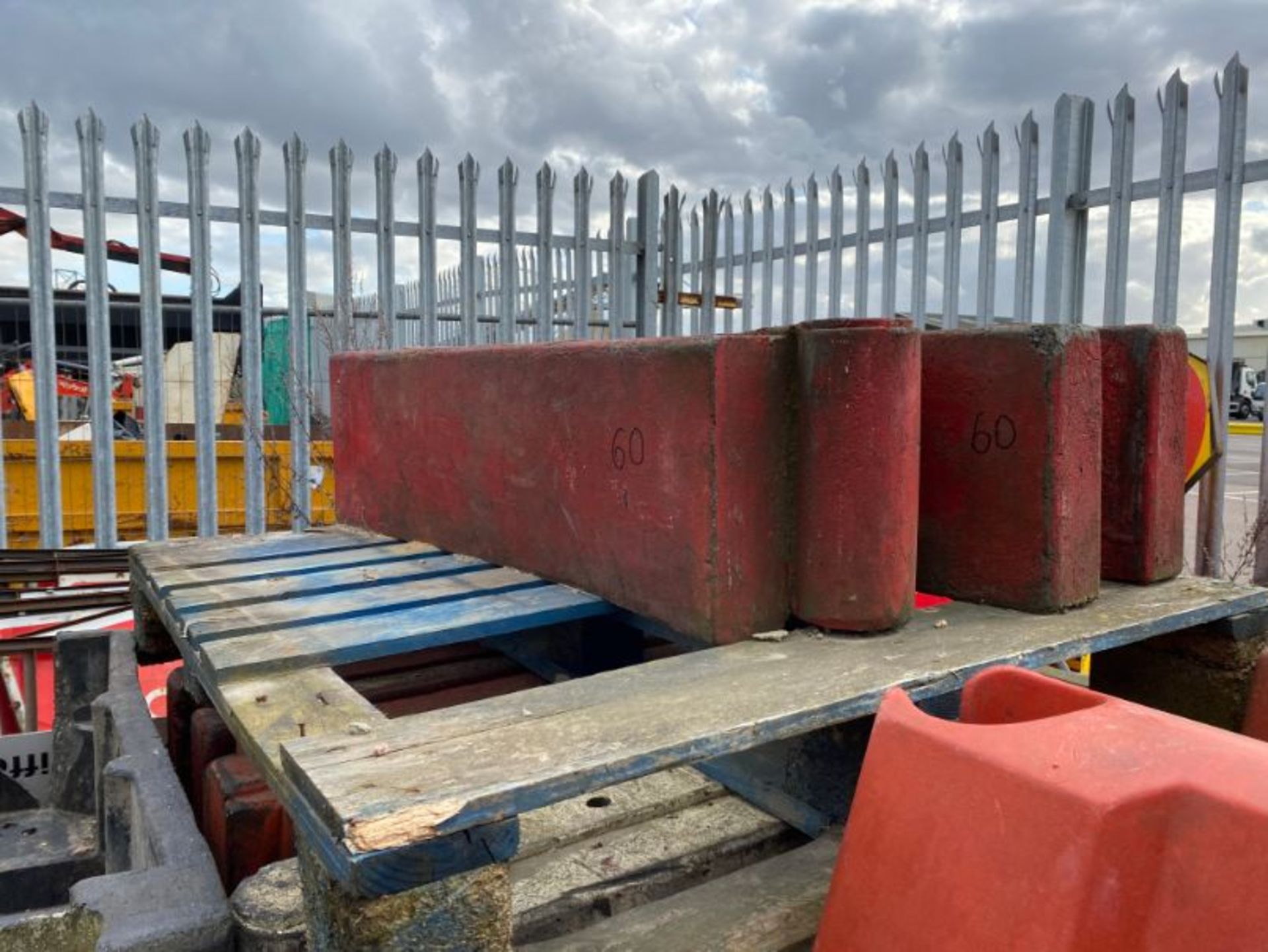 Qty various interlocking barrier blocks, as lotted - Image 5 of 6