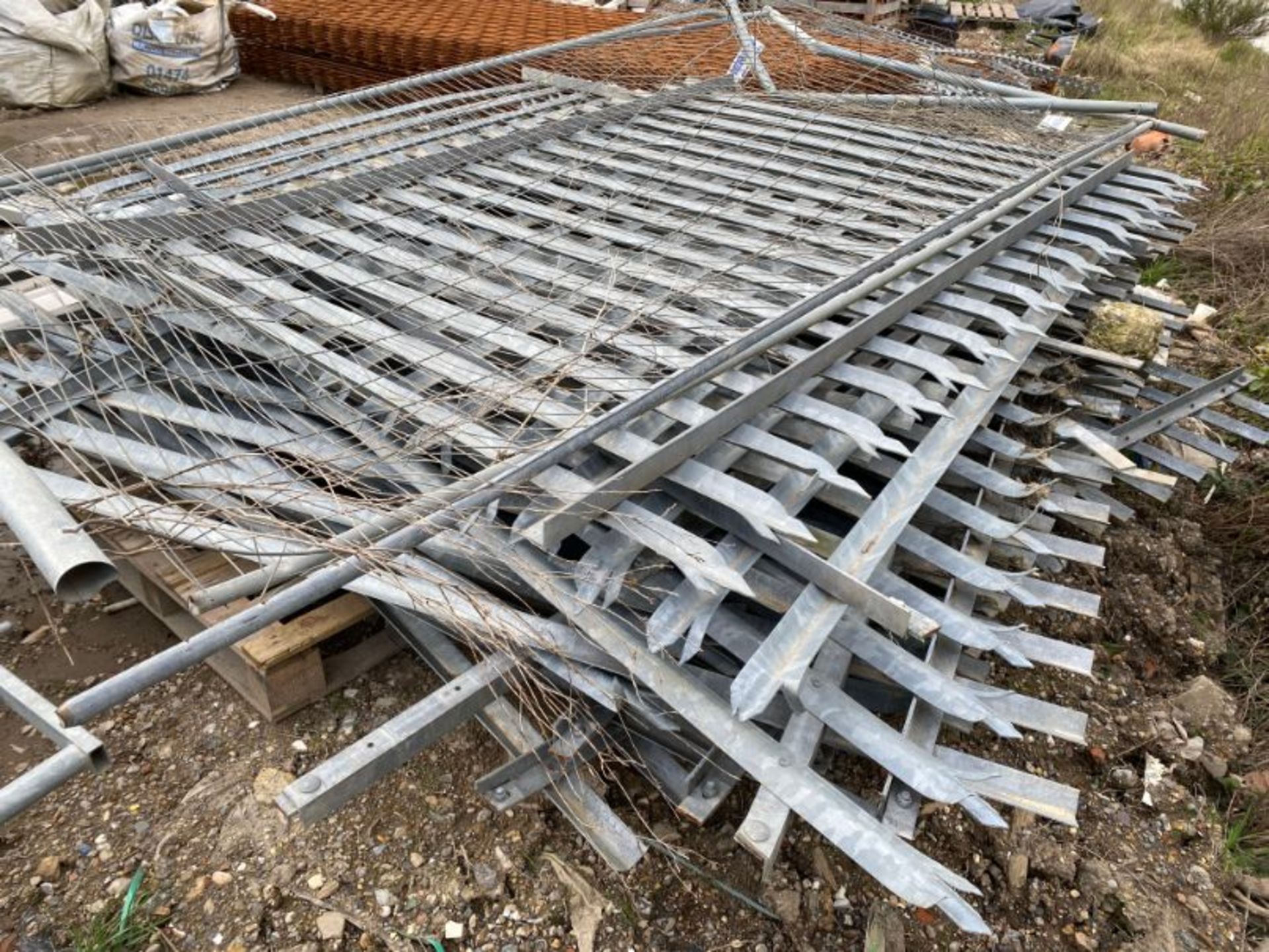 Qty galvanised steel fencing as lotted - Image 4 of 5