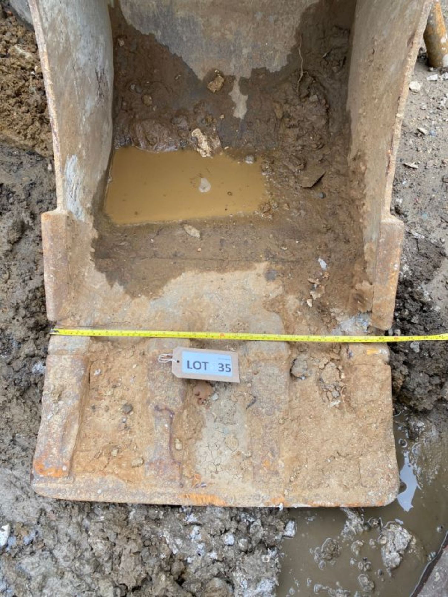 Strickland 24" excavator bucket (no age ID): 2" dia pin x 8" dipper x 12" between centres